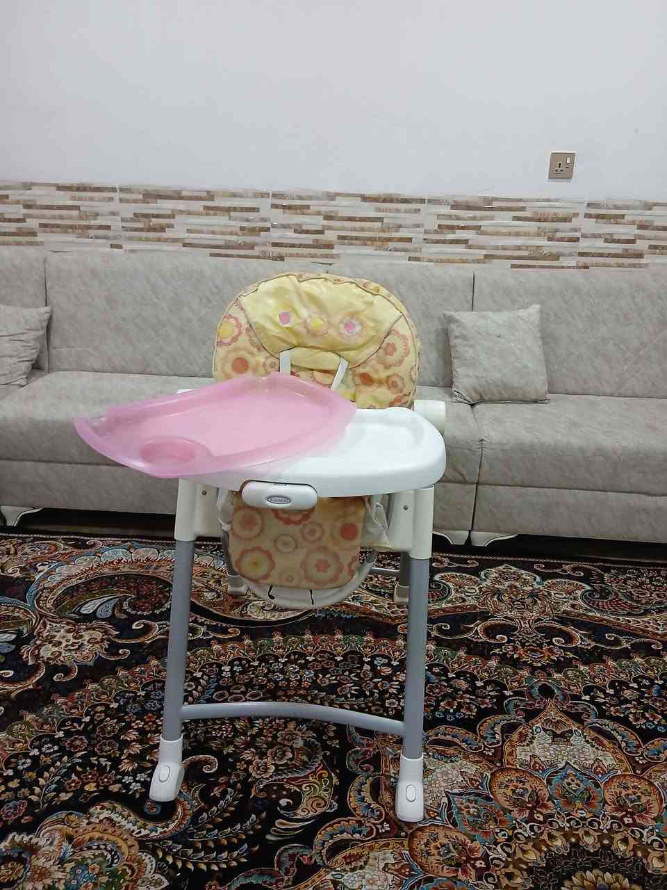 کورسی نانخوادنی مناڵ مارکەی Gracoo ی ئەمریکیە، بەرز و ئەکرێ بۆسەر عەرز و بۆسەر مێزیش ئەبێت ، سێ سینیە ، سینیەکیانی سابتە ، دو سینی تری پێوەیە هەردوکیان لێدەبنەوە سینی دوەمی کەڤەری هەیە کەزۆر ئاسان کاریە بۆ کاتی پیس بون ، قایشی بەستنەوەی هەیە ، کورسیەکەی پاڵ ئەخرێ بۆخەوتن ، بچوک ئەکرێتەوە بۆناوسەیارە 
زۆر تۆکمەیە و زۆر مەزبوت و بێعەیبە
سعری زۆر گونجاوەقفڵی 35 هەزارە بێ معامەلە
سلێمانی ، گەیاندن هەیە*********** السليمانية, العراق
