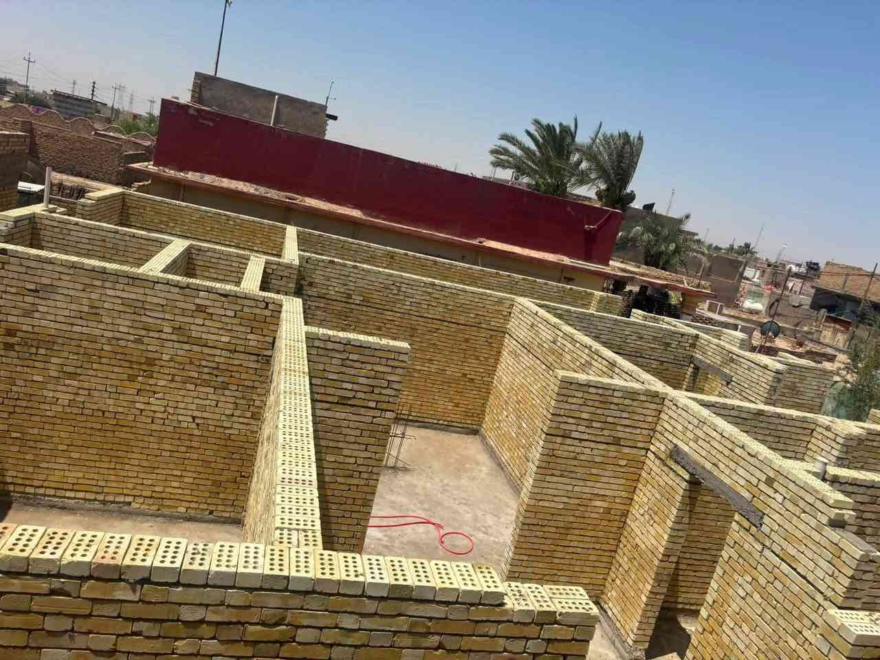 اكمال مرحلة أعمال البناء بالطابوق المثقب وفق خطة العمل المعتمدة، مع الالتزام الكامل بالمخططات التنفيذية والمواصفات الفنية، وبإشراف هندسي مباشر لضمان أعلى مستويات الجودة والدقة.

نعتمد في التنفيذ على
✔️ استخدام طابوق ومواد ربط مطابقة للمواصفات.
✔️ ضبط استقامة الجدران والمحاور والمناسيب بدقة.
✔️ تنفيذ مونه الاسمنت بصوره منتظمة وسماكات مفاصل مطابقة للأصول الفنية.
✔️ المعالجة المستمرة ومراقبة جودة التنفيذ في جميع المراحل.

#ثقتكم تُبنى# بالجودة، و
#الجودة تبدأ من أدق تفاصيل 
#التنفيذ. 
#للتواصل 
***********

ابو همام آل شنباره
واحد ديوانية
