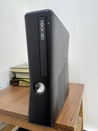 X box 360 للبيع  جهاز نضيف ما مفتوح ولا مصلح مهكر بي 36 لعبه مع يده اص...
