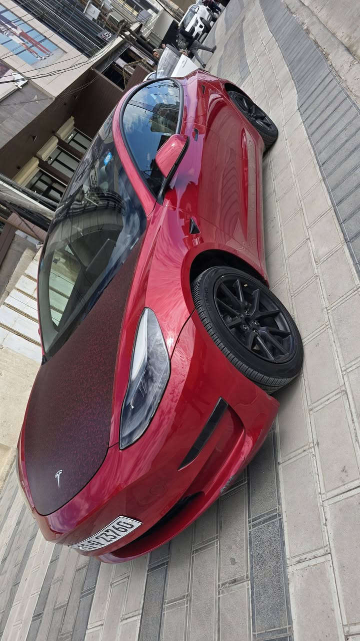 تسلا 2023 امريكي ماشيه 45 رقم بغداد بسمي 
سياره جديده ما بيها اي نقص نضيفه مال جناي صورت حادثها موجوده ويا صور السعر 155 بيها مجال للشراي 
الاستفسار *********** مكاني بغداد السيديه
