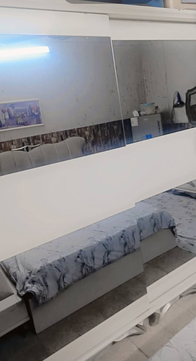 السلام عليكم 
غرفة نوم ابيض درجة اولى  استعمال قليل
سرير صوميا خزن حديد مجرات كبيرة وكنتور سلايت 
وشازلونة 7 قطع 
السعر  450
***********
