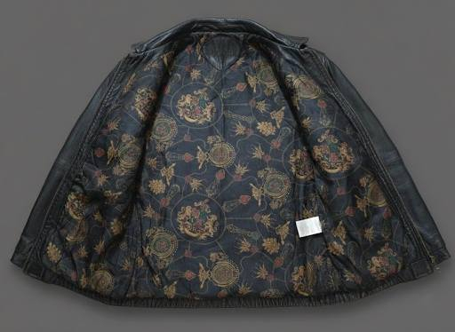 🧥 قمصلة جلد رجالي – ماركة INDIAN
✔️ الحالة: نظيفة جدًا / استعمال خفيف
✔️ اللون: أسود
✔️ الخياطة مرتبة والشكل أنيق
📞 للتواصل: خاص / واتساب ***********
