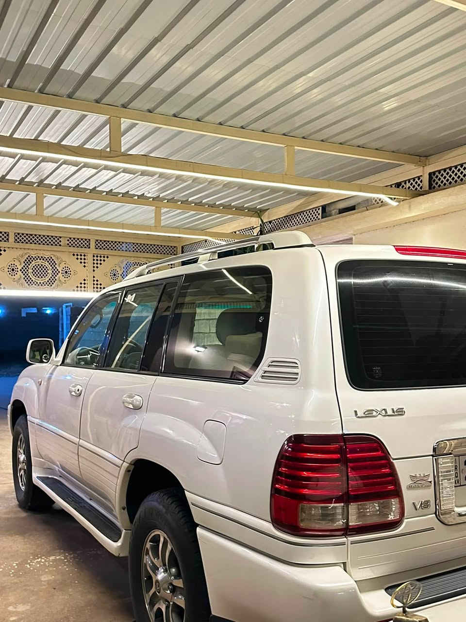 السلام عليكم 
للبيع لكزس lx470 موديل 2006 خليجي
فول مواصفات محرك وكير مكفولات 
السياره جديده حيل وما متعوبه 
تبريد ثلج وجاهزه من كلشي
بيها تكحيل شبرين يم باب الجنطه بدون ضربه بس تكحيل 
السعر 240$ و بيها مجال 
المكان تكريت / قضاء العلم

***********
