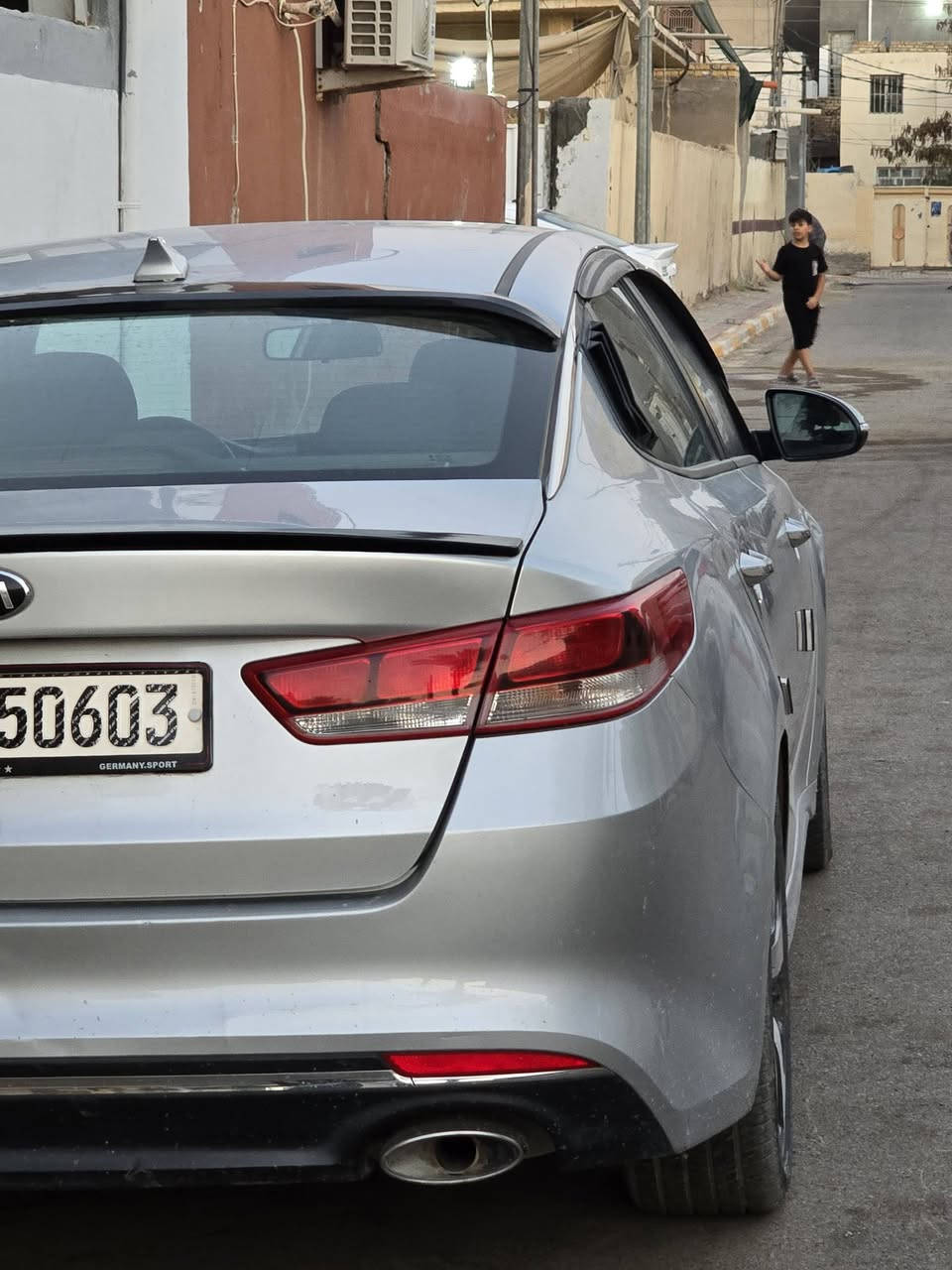 السلام عليكم
سيارة optima موديل 2016 بيها قطعتين فقط [البونيد من اميركا امبدل والجملغ الخلفي فقط] الباقي كفالة. 
ماشية 159. 
ترهم مراوس فقط مع K5 (وانطي فرق) وبيع 120 ورقة وبيها مجال قليل جداً.
سنوية 27 ورقم جديد
بأسمي السيارة تحويل بأسم المشتري فقط (يعني ما اسوي وكالة عام).
اي استفسار راسلني خاص وتدلل 
واتساب ***********
