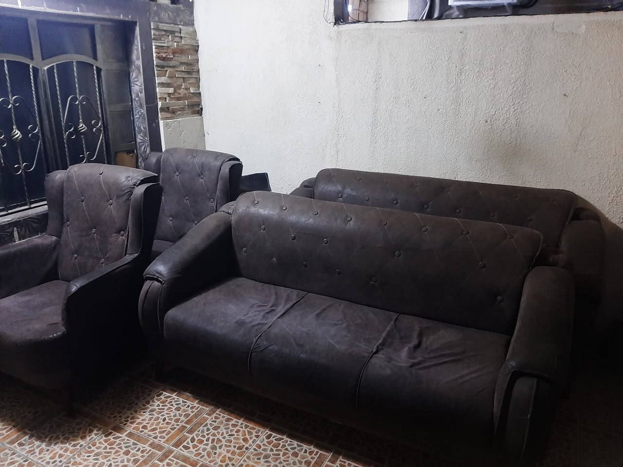 تخم للبيع ٨ مقاعد سعرة ١٥٠ الف وبيه مجال مابي كسر ***********
