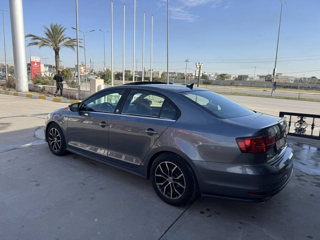 سلام عليكم جيتا موديل 2018 مواصفات GLIمفولة مواصفات بصمة باب بصمة تشغيل رادار 360درجة رادار امامي و خلفي و جانبي أوتو بريك كشن جلد تدفئة كير محرك شرط كير شفت دمام خلفي بلاد حدادية جديد تخم تاير جديد حادث السيارة بونيد وجامرلغ بدون شواصي السعر 138 مكان السيارة كركوك  رقم موبايل  ***********
