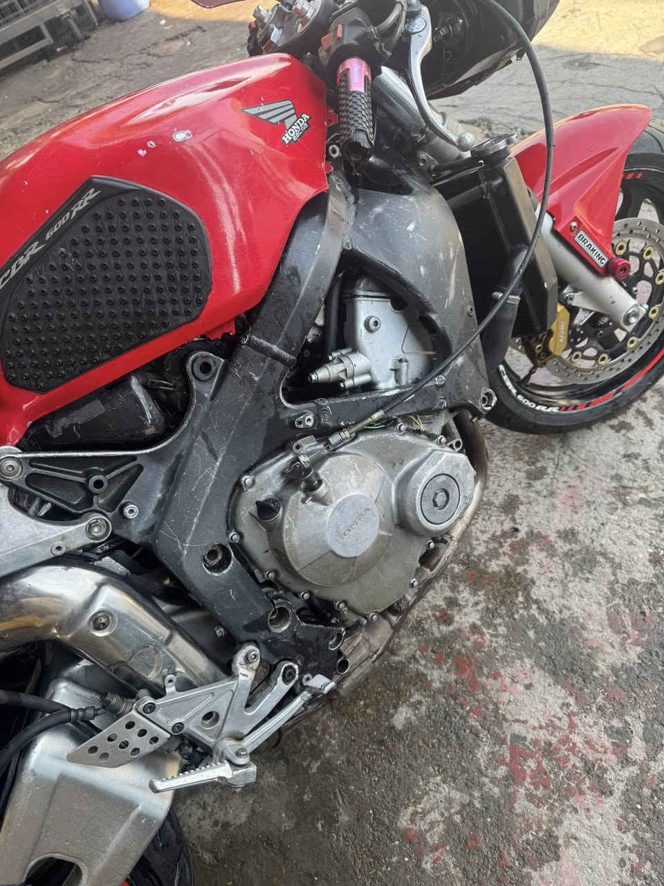 سلام عليكم RR600
دراجه مشيها يخبل دشبول بكلايت شغال 

نصبته تخبل بل شارع

نكره شوكت ما تريدها دهن جديد تايرات جدد

مكينه مفتوحه وبيها جواكيج فقط

بيها منفيس كفرات صفاح موجوده 

السعر13 وبيها مجال

مكان:الحسينيه

رقم: ***********
