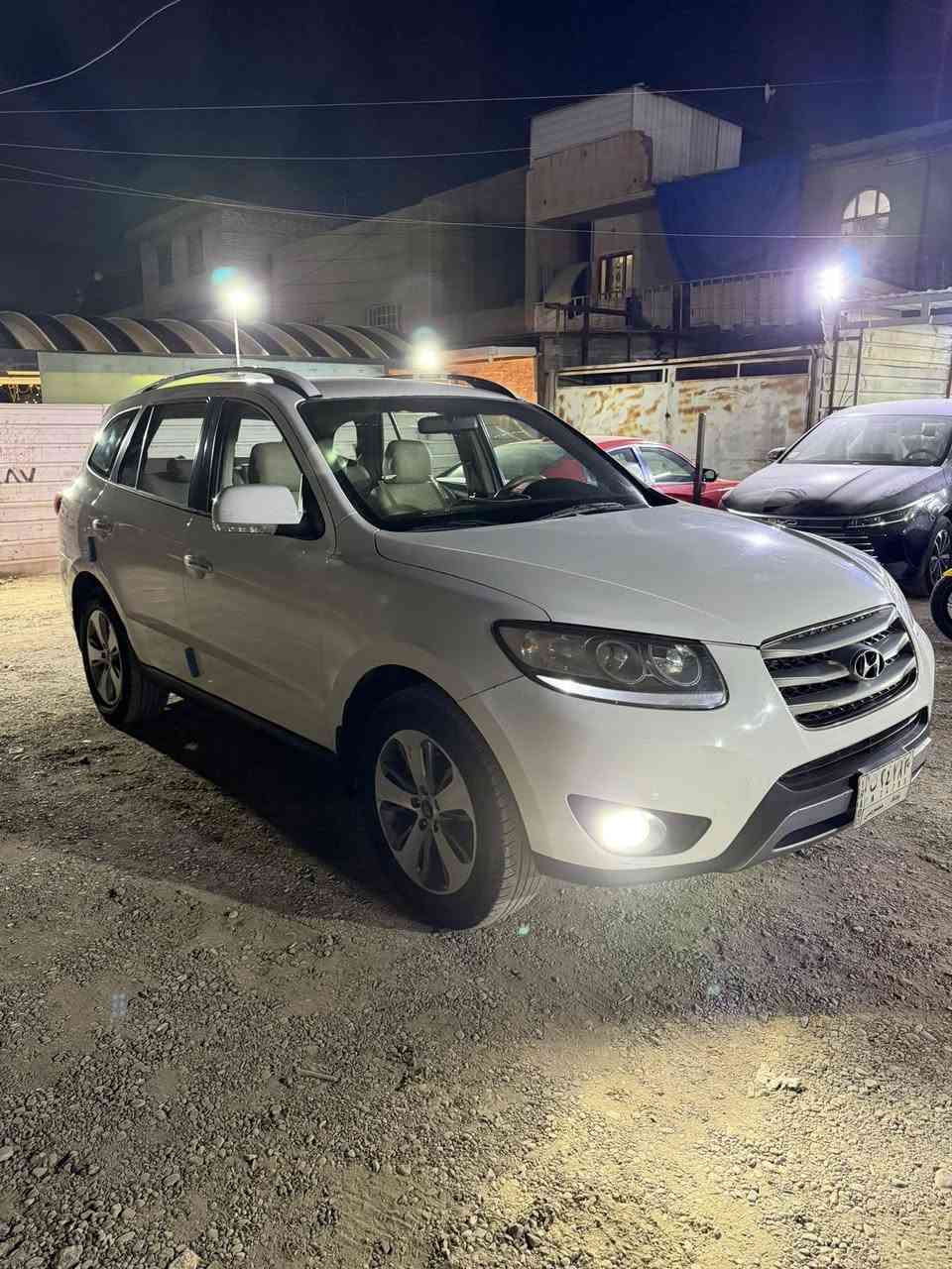 السلام وعليكم سنتافيا 2012 مكفولة من الصبغ بيهة فقط بارد بسيط مكينة 6 سلندر 3500 السيارة بدون فتحة وبدون بصمة 7 راكب فور ويل ماشية 99 الف كيلو رقم بغداد بأسمي مكانهة بغداد حي الاعلام سعرهة 162 وبيهة مجال 
***********
