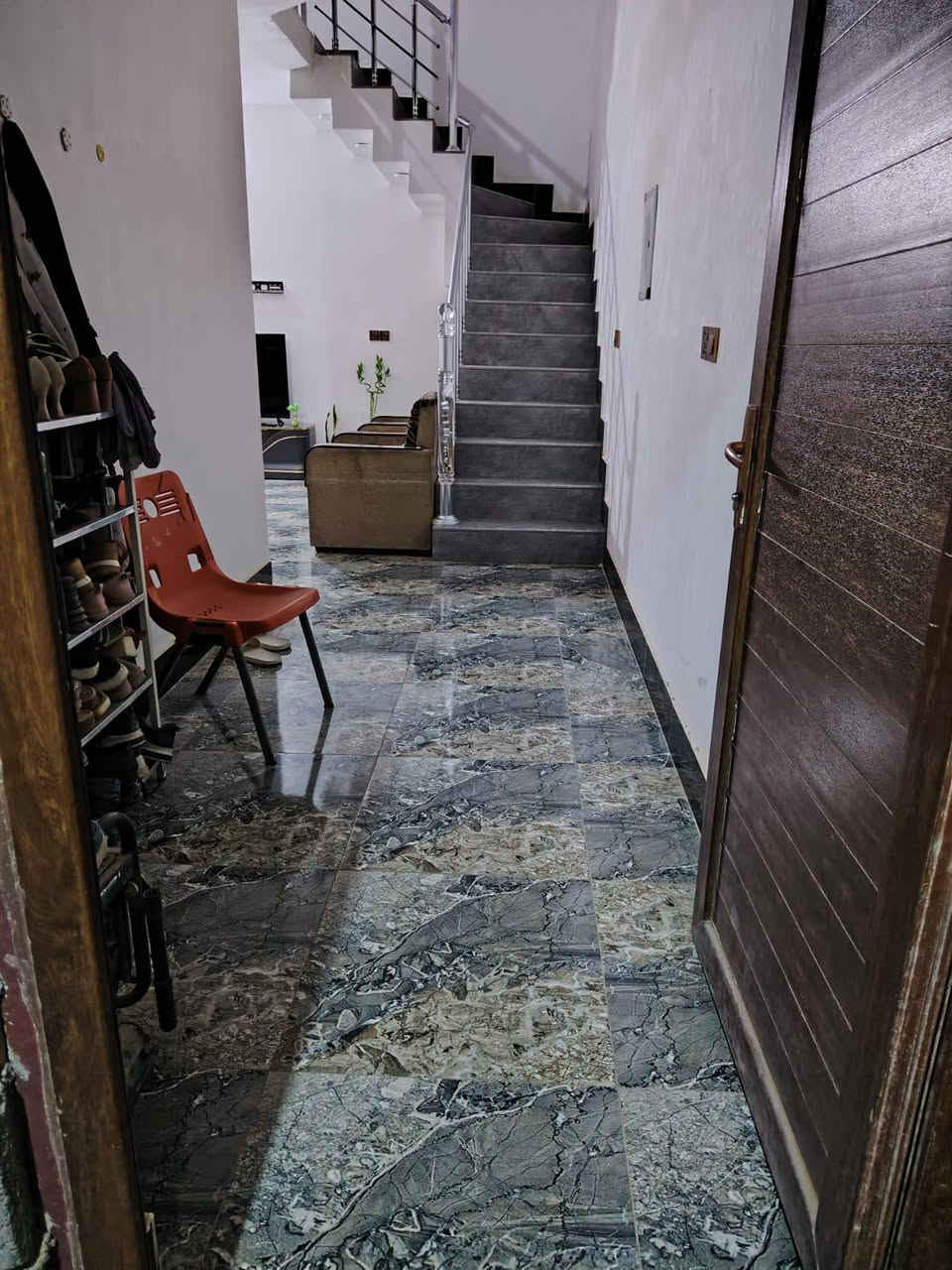 بعد الصلاة على رسول الله دار سكن مساحة ١٢٥ متر للبيع منطقة التحرير الارهاب بناء حديث مطلوب اسكان الراغب بالشراء الاتصال على *********** وكما مبين في الصور
