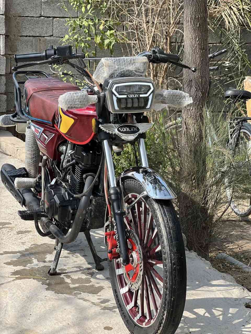 السلام عليكم دراجه سولنك موديل25مكينه سيبي اف بدون ارتجاج ضاغطه وزنجيل لحد يسلني شبيه الدراجه كفاله عامه الصور تحجي السعر انتصل وتدلل ***********مكاني ديالى بعقوبه الصناعه الثالثه
