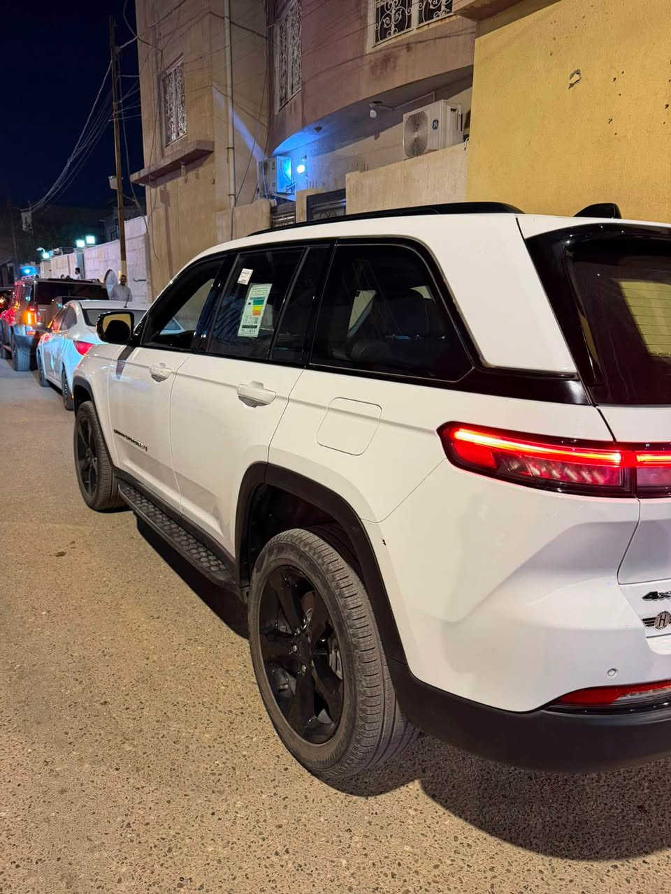 جيب كراند شيروكي التيتيود بلاك ادشن .
الموديل : 2024 . (خليجي) . 
المحرك : 293hp . V6. 3.6L . 
العداد : صفر كيلو متر . (زيرو) . 
الضمان : 3 سنوات او 60 الف كيلو متر . 
المواصفات :
* 5 راكب .
* دفع رباعي 4x4 . 
* رادار امامي مع مانع تصادم . 
* تحذير الخروج عن المسار . 
* تحذير النقطة عمياء  .
* نظام تحذير عند التقاطعات. 
* شاحن موبايل وايرلس. 
* ويل قياس 20 انج .
* فتحة سقف . 
* لوحة القيادة بقياس 12 أنچ. 
* كير شفتر بالستيرن . 
* كاميرا خلفية. 
*شاشة كبيرة 10.1 أنج
* المصابيح الأمامية زنون .
* كشافات الضباب زنون . 
* دخول ذكي. 
* تشغيل عن بعد .
* الصندوق الخلفيي كهربائي .
* فرش المقصورة الداخلية من الجلد والشاموا .
* مقعد السائق كهربائي .
* المقاعد الأمامية تدفئة .
* حساسات خلفية . 
* دوسات جانبية .
* مكيف خلفي . 
* تدفئة مقود القيادة . 
* مانع تصادم خلفي .
* بلوتوث تلفون . 
* محدد سرعة . 
* نظام التشغيل والإطفاء الاوتوماتيكي .
شركة هارلم للوكالات التجارية

+964 771 086 1819 البصرة, العراق


**إذا كنت صاحب هذا الإعلان وتريد حذفه لأي سبب، رجاءا أرسل رسالة إلى الدعم الفني**