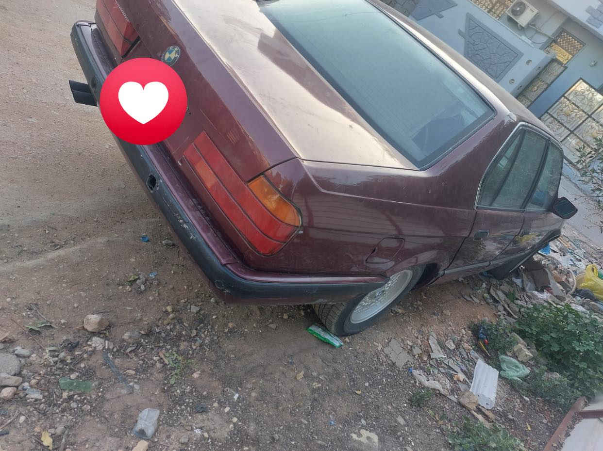 السلام عليكم بي ام للبيع موديل 1991 كير مكينه خير من الله تبريد تخم تاير جديد صدر ومصبوغه عام للجماليه السعر٤٥ وبيه  مجال ‭٠٧٨١ ٣٣٤ ٠٠٤٤‬
