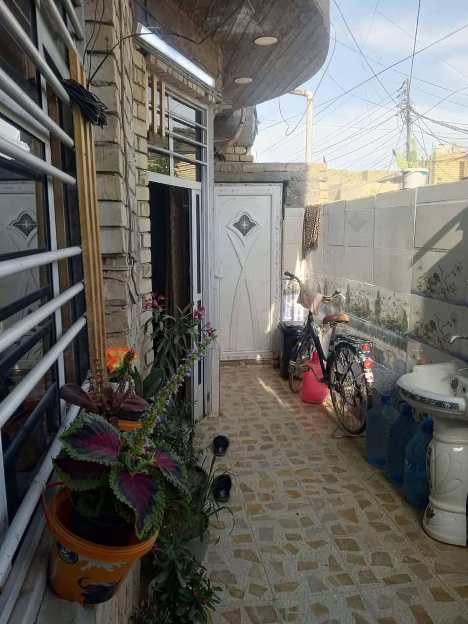 السلام عليكم بيت ٨٠ متر ركن طابقين يحتوي على٣غرف نوم واستقبال وصالة عدد ٢ حمام عدد ٢ طابو زراعي سند ٢٥ وكالة ام الصورة خدمات متوفرة بي نقص المحجر والطابق الثاني أرضية العنوان زعفرانية دور الشرطة شارع مول السعيدي ثالث فرع عن الشارع السعر ٨٨ مليون للاستفسار الاتصال ***********
