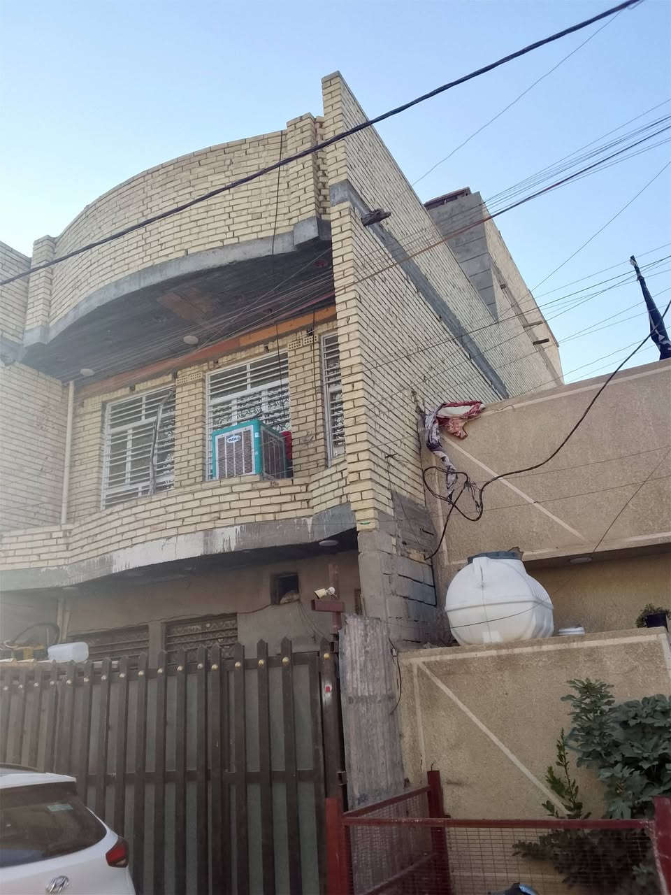 بيت قاطين ونص بناء 2025 البيت مدخلين كامل متصرف علي الف الارضيه كاشي جديد القاط الارضي يحتوي ع طرمه مطبخ استقبال غرفه نوم  حمام ومنور وتواليت خارجيه 💸القاط الثاني يحتوي ع غرفتين نوم حولي وحمام وتواليت ...القاط الثالث غرفه وحولي .. وبي صطحين .. طابو زراعي سند 25 خدمات فول تبليط ومجاري .. الاستفسار اكثر الاتصال ‏‪***********‬‏ واتساب

