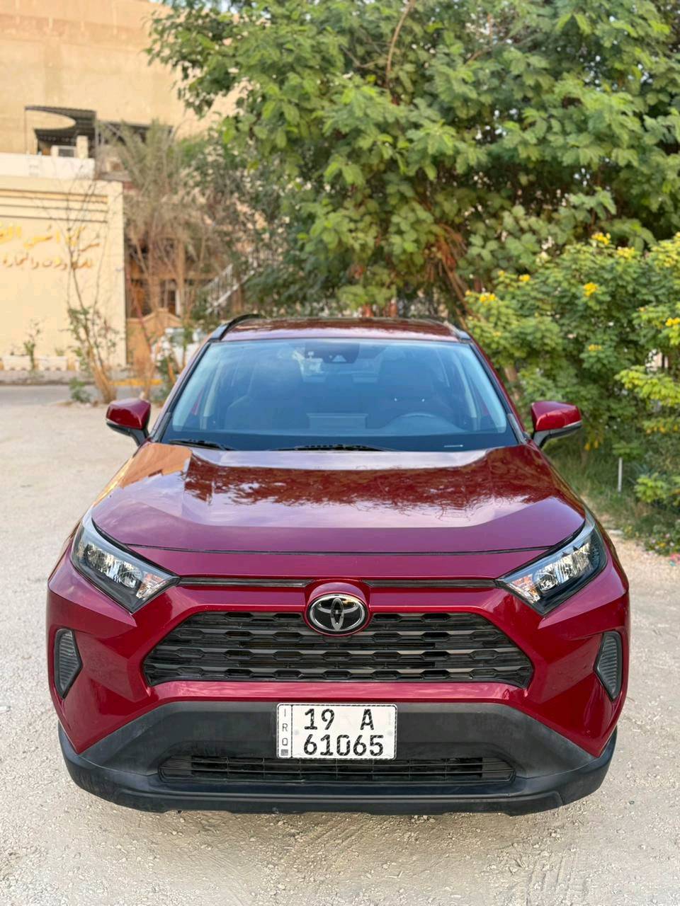 سيارة تويوتا راف فور LE موديل 2023 بلون أحمر غامق. بحالة ممتازة مع كفاءة قيادة عالية وراحة مثالية في الاستخدام اليومي. فحص شامل للسيارة ويبين عدم وجود أية أضرار هيكلية أو خدوش واضحة. مناسبة جداً للعائلات أو الأفراد الباحثين عن سيارة اقتصادية وعملية.