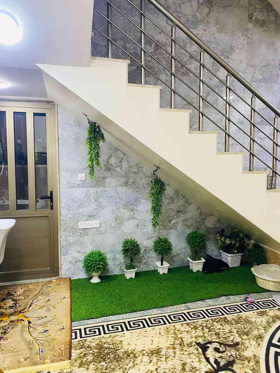 السلام عليكم بيت مساحة 125 طابو  صرف في منطقة حي السلام قرب مستشفى الفضيله العام المنطقه متوفر جميع الخدمات تبليط مي كهرباء المدارس جدا قريبه متوسطه وإعداديه وابتدائي كلهن قريبات علينه
يتكون البيت من 3 طوابق 
الطابق الأول: استقبال و مطبخ و صاله و منور و غرفة نوم و صحيات 
الطابق الثاني: يتكون من صاله و صحيات و 3 غرف نوم 
الطابق الثالث: يتكون من صاله و صحيات و غرفه نوم 
بيت بناء 2024 احدث مواد مستخدمه للبيت درجه أولى شغل أدينه البيت احلى من الصور اب الف مره 
للتواصل و الاستفسار الاتصال على الرقم غير متواجد على الفيس بوك فقط على الرقم الاتصال يوجد واتساب ***********
