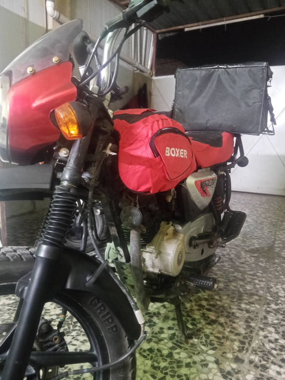 دراجه بوكسر جبلي 2023(بدون أوراق) دراجه مابيها نقص كهربائيات نكره سلف وهندر مكينه صافيه وناعمه والنضافه مبينه بل صور مكاني البياع السعر 900 وبيها مجال ***********
