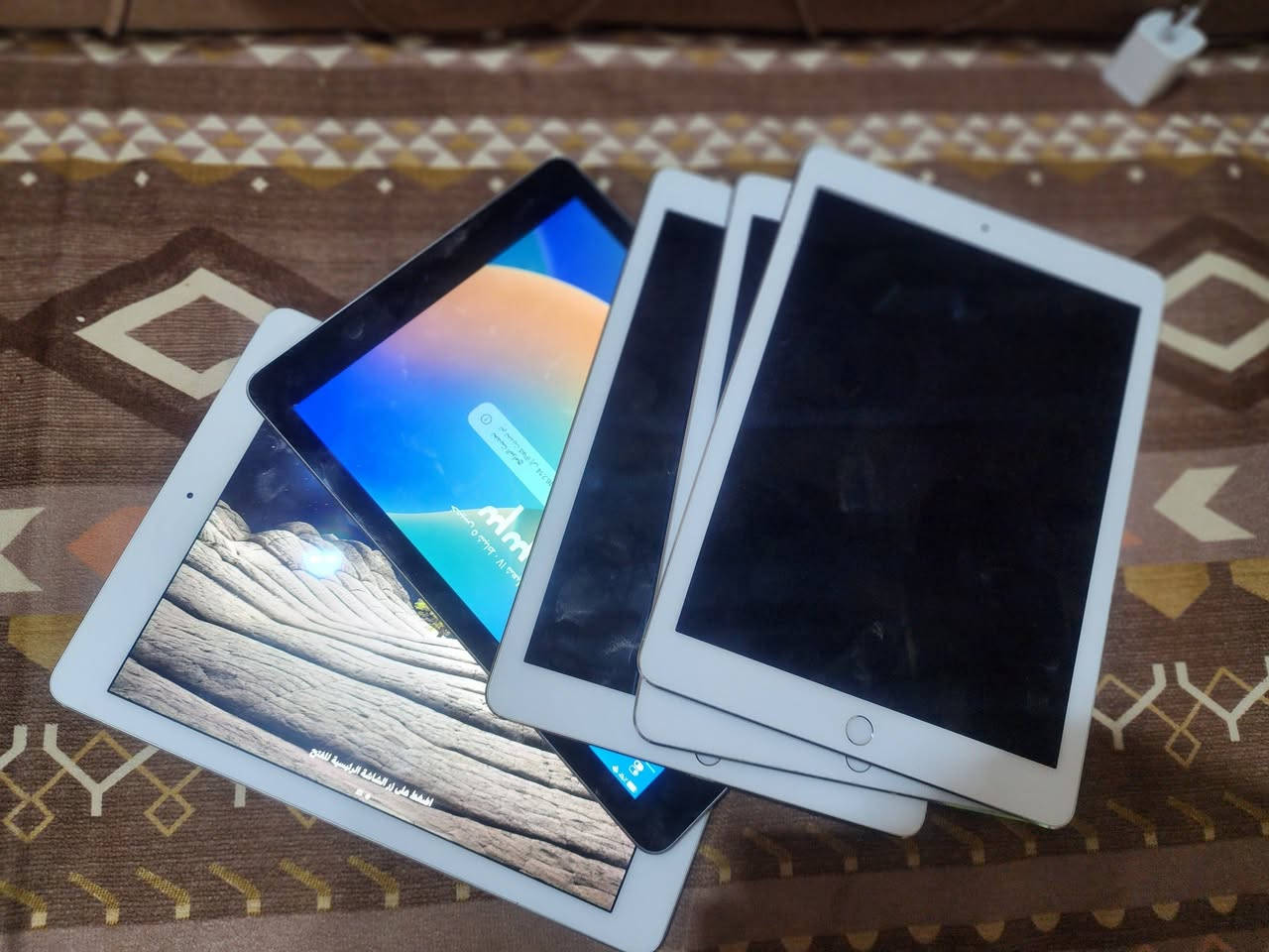 ايبادات برو 9.7 5 قطع نضيفات ذاكرة 256 و128 القطعة الي يفيد جماعة الجملة يتفضل خاص بغداد ***********
