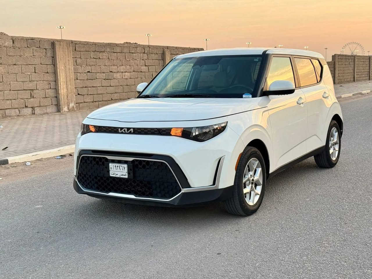 🚗 كيا صول موديل 2024 | لون أبيض 🚗
سيارة عملية واقتصادية، مناسبة للاستخدام اليومي داخل المدينة 👌

🔧 المواصفات الفنية:

 • المحرك: 4 سلندر سعة 2.0 لتر
 • القوة: حوالي 147 حصان
 • ناقل الحركة: أوتوماتيك (CVT)
 • نظام الدفع: أمامي (FWD)
 • الوقود: بنزين
 • صرفية وقود ممتازة

🛠 التجهيزات:

 • شاشة وسطية
 • بلوتوث
 • كاميرا خلفية
 • مكيف هواء
 • تحكم بالمقود
 • أنظمة أمان (ABS – ثبات إلكتروني – مانع انزلاق)

📊 تفاصيل السيارة:
▪️ الموديل: 2024
▪️ اللون: أبيض
▪️ الممشى: 15,000 ميل
▪️ الحالة: تقرير مياه أمطار
▪️ التشغيل: تعمل وتسير داخل المزاد
▪️ السعر: 16,500$
▪️ رقم الشاصي (VIN): KNDJ23AU2R7906253


**إذا كنت صاحب هذا الإعلان وتريد حذفه لأي سبب، رجاءا أرسل رسالة إلى الدعم الفني**