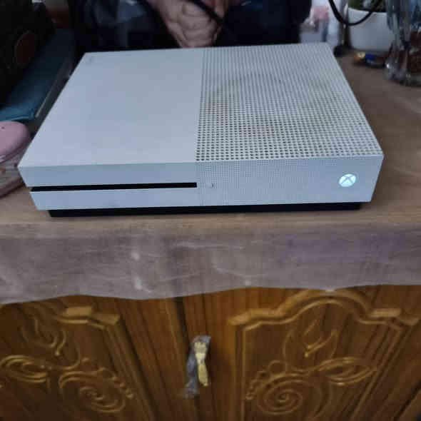 سلام عليكم اكس بوكس وان اس لبيع الجهاز نضيف ويه اشتراك كيم باس ويه اربع لعبات السعر 250 وبي مجال قليل العنوان ابو الخصيب محيله الرقم *********** ويتوفر توصيل داخل البصره فقط
