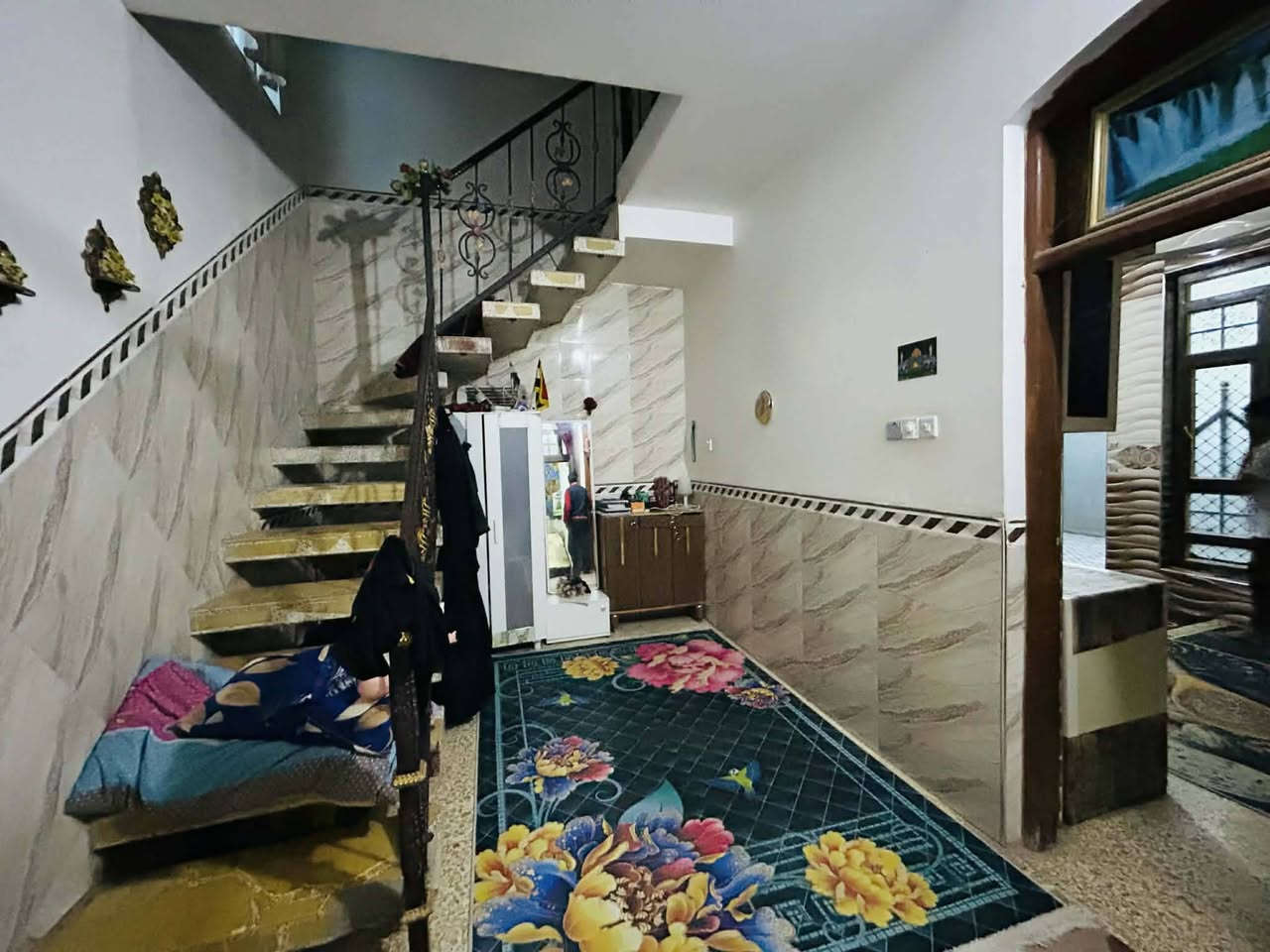 🌹.     السلام عليكم.    🌹

 🏠     #دار__للبيع   🏠

🌄🌅 #فضلا_وليس_أمرا_تابع_الصفحة_ليصلك_كل_جديد

🌐#الموقع : #موقع_راقي__ومميز

🟥🟥#الدلالية____بذمة__الطرفين

#الحمزة الغربي ⬅️ حي العسكري  ⬅️ قرب مدرسة كميل.

🟩 التفاصيل 🔻🔻

🟦النوع : طابو صرف. 

⚛️ تحويل مباشر بعد الشراء 

🟦المساحة :  165متر .

🟦 سنة البناء : حديث⬅️درجة أولى واحد على واحد.

🌌 البناء : طابوق والسقف صب كونكريت.

🌌 جميع الخدمات متوفرة ⬅️

⬅️⬅️التفاصيل   :👇

🌌🏞️ البيت متكون من طابقين ويحتوي على :
👇👇
🌌🌌الطابق الاول:

🌌 غرفة نوم عدد( 2) .

🌌 استقبال.

🌌صالة كبيرة. 

🟥مطبخ حار وبارد. 

 🌌صحيات خارجية.

🌌🌌الطابق الثاني:

🌌مخزن. 

🟥#لانسمح_بنسخ_المنشور
👇👇
🔚🔚 السعر ؛  اكتب تم ⬅️ويجيبك السعر على الخاص.
👇👇👇

للاستفسار اكثر يرجى زيارة @أبرز المعجبين مكتب دلالية الرياحين للعقار    

#الكائن الحمزة الغربي⬅️ بداية حي العسكري على الشارع الرئيسي مباشر مقابيل المدارس قرب مكتب الأخوين للإنترنت. 
                         
               

  ☎️ الاتصال على الارقام الموجودة 

                        ***********. ☎️ واتساب 

                        ***********. ☎️ واتساب 

                        ***********.☎️ واتساب 

☎️🌌للأعلان والترويج عن عقاراتكم يرجى مراسلة الصفحة أو مراسلة خدمة الزبائن واتساب. ***********☎️
