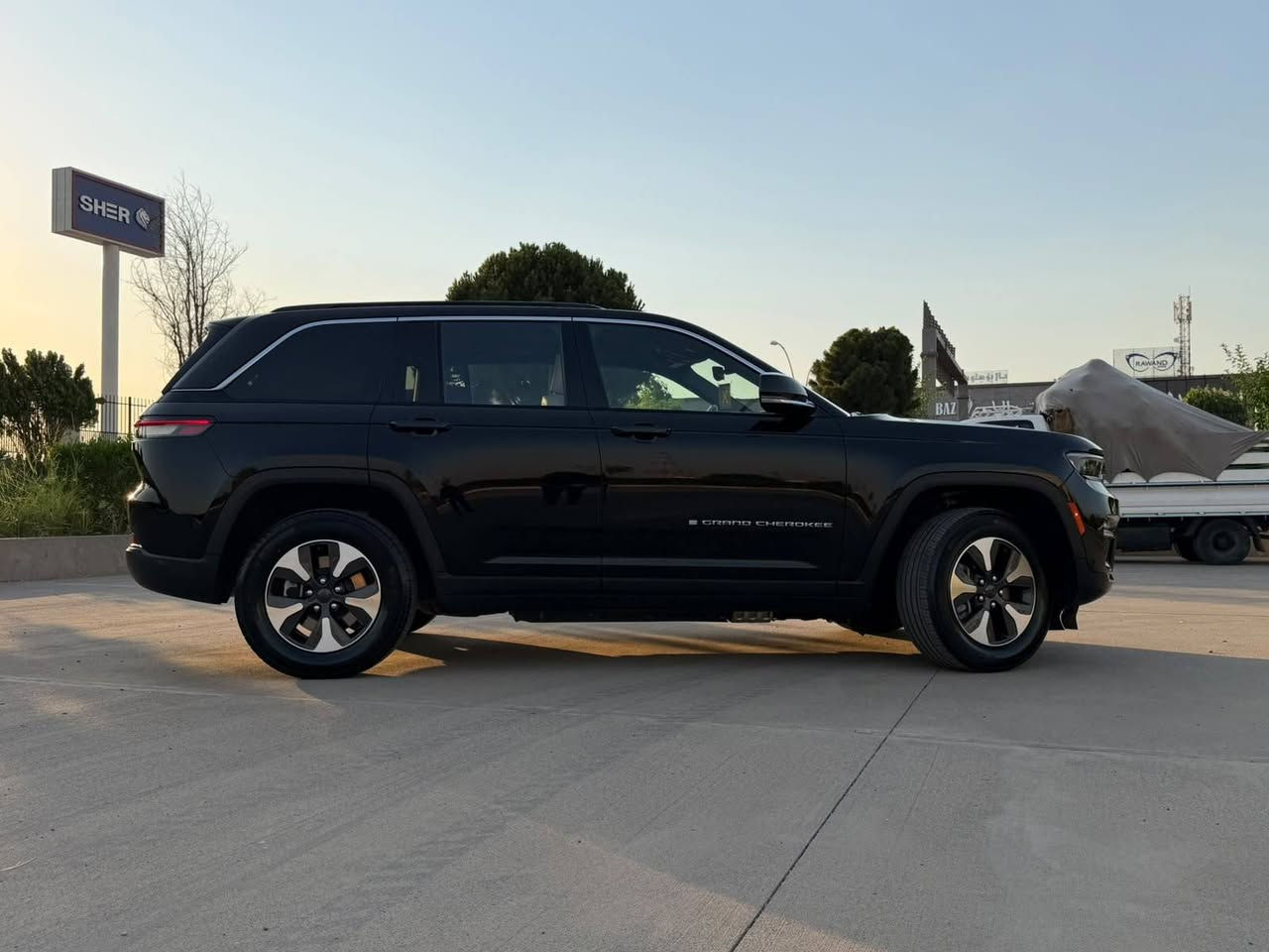 السلام عليكم جيب كراند شيروكي2024 4XE وارد امريكي
Jeep Grand Cherokee 4Xe 2024 2.0L

         حجم المكينه : 2000  تيربو + هايبرد + بلك ان 

المسافة المقطوعة : 41 الف ميل

حادث السياره : حافت البنيد و مبدل نفس الون
                         

          حالة الايرباك : سليمه بدون ايرباك

#مواصفاتها

1.بصمه

2.ستيرن تدفئه

3. تشغيل عن بعد

4.دمام خلفي

5.كشنات جلد

6.كشن السايق ميمري

7.كشنات كهرباء

8.صندوك كهرباء

9.حساسات خلفيه

10. قطع تبريد 

11.اشاير بالمري

12.رادار امامي

13.رادارات 360

14.ثلاث وضعيات قياده

15. بنوراما فتحتين

16. كير ماوس

17. نظام منحدرات

18. هيترات بالكشنات 

19.ويل كب كروم

20.لايتات لد

21.بكلايت لد

22.كشافات

23.بصمة ابواب

#السعر :  330$ و بيه مجال

تفاصيل اكثر هذا ☎️رقمي *********** تحياتي 

مكاني بغداد الدوره
