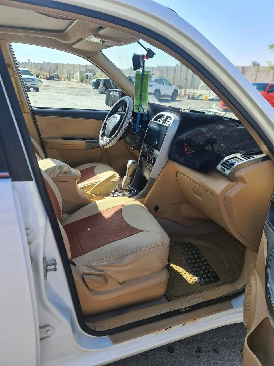 تيكو موديل ٢٠١٤ رقم وتسط بأسمي ماشيه ٧٥٥٠٠ مكفوله مكانها واسط الكوت سعرها ٧٣ وبيها مجال 
***********
