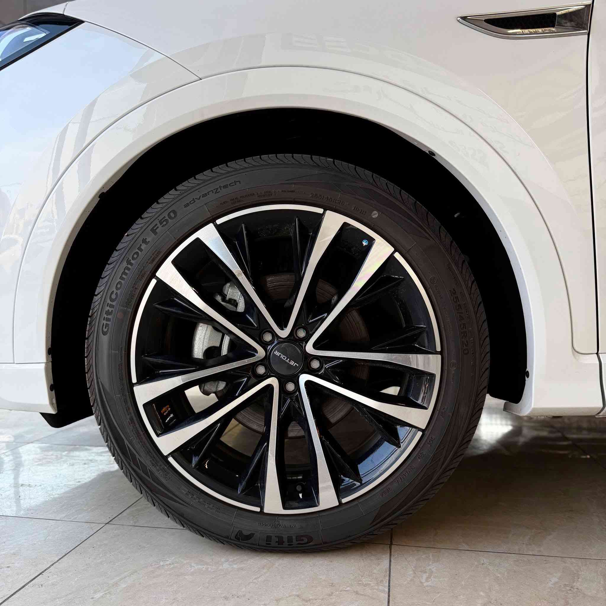 جيتور X70 بلس 2025
Jetour X70 Plus 2025 

 مرقم بغداد  فل مواصفات 

 اليكم التفاصيل الآتية 👇🏻👇🏻

 خليجي  وكالة شركة باركود 

 ماشيه 13 الف

 موديل 2025

 حجم المحرك 1.6L TURBO

 مرتبط بناقل حركة أوتوماتيك

🔑 مفتاح التشغيل بصمة 

🪟 بانوراما 

 اريل نفكيتر 

 حساسات أمامية

حساسات خلفية 

💡لايت هالوجين

🔦️ بك لايت LED 

 دخول بصمة ذكي 

 حجم الاطار 255/45R20

 ويل كب 20

 4 دسك

 حساسات ضغط الاطارات 

️ اشارة في المرايا الجانبية 

 المرايا قابلة للطي كهرباء 

🌧 ماسحة خلفية 

🎈عدد AIR BAG 6

🚗 هاند بريك كهرباء 

🚗 ا ABS 

🖥 دشبول شاشة ديجيتال 

🖥 شاشة Apple Car play 

📷 كاميرا دوارة 

📷 4 كاميرات

💡الانارة الداخلية LED 

⭕️ مقود جلد حياكة  

🛣 مثبت السرعة Cruise 

🎶 المودات والاوامر الصوتية 

🎶 ا Bluetooth / T YPCE

⚡️مخرج منفذ الطاقة 

🔍فحص نظام السيارة 

💺تتسع المقصورة ل 7 ركاب

💺المقاعد جلد

💺حركة المقاعد الامامية كهرباء 

💺تدفئة وتبريد المقاعد الامامية

💺 ذاكرة وضعيات مقعد السائق

 مثبت مقعد الطفل ISOFIX 

❄️ تبريد شاشة 

🚘 أوتو هولد Auto Hold 

🚘 رادار

🚘 تحديد المسار

⛷️ نظام مانع الانزلاق 

⛰️ نظام نزول المنحدرات 

بعدها بل ضمان 

تبديل الدهن بل شركه 

💵 السعر 26 مليون دينار عراقي 

📍مكان سياره بغداد  الشعب  

☎️ *********** اتصال او ع واتساب
