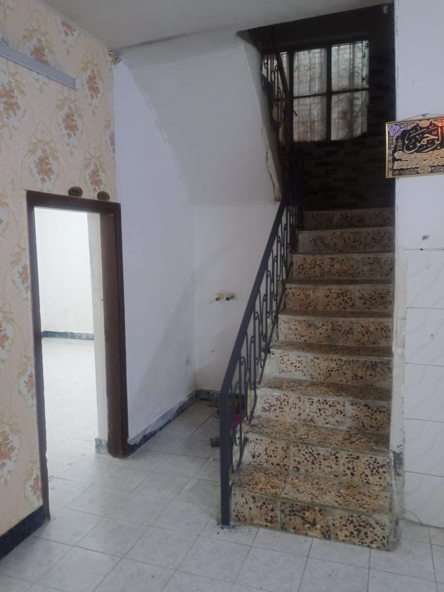 بيت للايجار في الاصمعي حي الاساتذة يحتوي على غرفتين صالة ومطبخ وصحيات وكراج مساحة 150 متر نظيف ومرتب سعر الايجار 650 الف نهائي بدون مداهر بالقرب من مدرسة الاحرار الاهلية ***********
