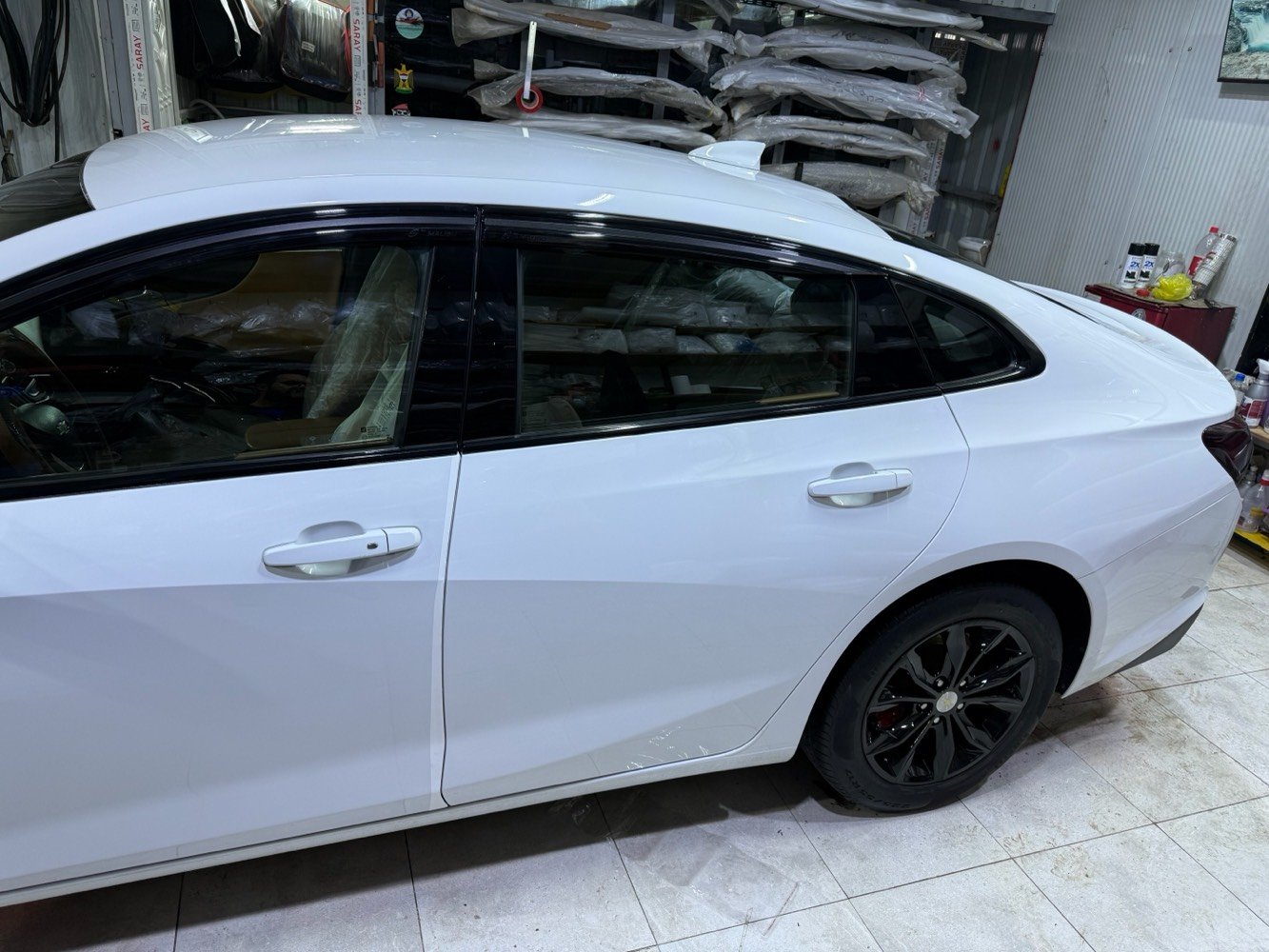 نوع السيارة : شوفرليت Chevrolet
 موديل السيارة :2020
ماليبو Malibu

 الفئة : LT
 سنة الصنع :  2020
 عداد المسافة :133ميل وقابل لزياده
 المواصفات : 
• حجم المحرك : 1500 توربو 
•گير cvt 
• لد نهاري & بگ لايت لد
•داخل بيجي
•تدفئة كشنات
•تبريد قطعتين
•تبريد مناخي (منفصل) 
•كاميرا دوراة
•تحكم ب نظام AutoStop
•بصمة بيبان & بصمة جنطة
.بصمة تشغيل 
•تشغيل عن بعد
•منافذ شحن USB و Type C
• شاشة : شاشة حجم (  بوصة (ايباد) للتحكم بأيعازات السيارة ومزود ببرنامج  Car Play و Wifi ويدعم برنامج الخرائط والملاحة.
• نوع المقاعد : جلد داخل بيجي
•اضافات المقاعد :  السائق كهربائي
• اضافات المقود ( الاستيرن ) : تحكم ستيرن جهتين بلوتوث وحاكية ومثبت السرعة وتحكم صوت.

 العجلات : ويل كب حجم 19 لفئة LT
 نوع انظمة السلامة :
• نظام ABS مع مانع للانغلاق و الانزلاق   •نظام EBD الالكتروني لقوة الفرامل الامامية والخلفية.
 مصدر السيارة : وارد امريكي.
 الحالة :
• الضرر جاملغ و ربع الباب جه الايمن 
وباب السايق مبدل 
•طاگ ايرباگ درگة ودشبول
السعر110 ورقه وبيها مجال
 موقع السيارة : أربيل 
 الرقم : اربيل بسمي سنويا
 للاستفسار الاتصال 
***********
