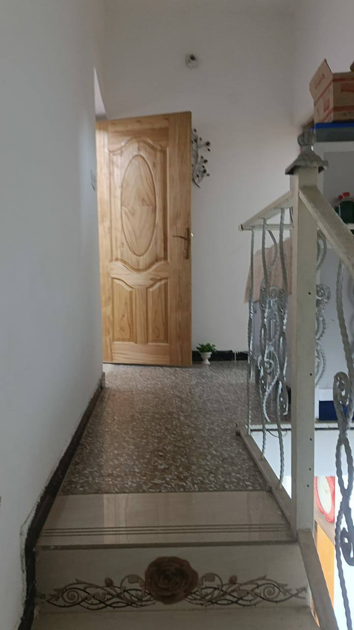 بيت ٥٠.متر طابو ملك بكراره بشارع ١٥ طابقين طابق اول هول مطبخ صحيات وطابق الثاني غرفتين غرفه كبيره وغرفه صغيره السعر ١٣٥ الاتصال بالرقم ***********
