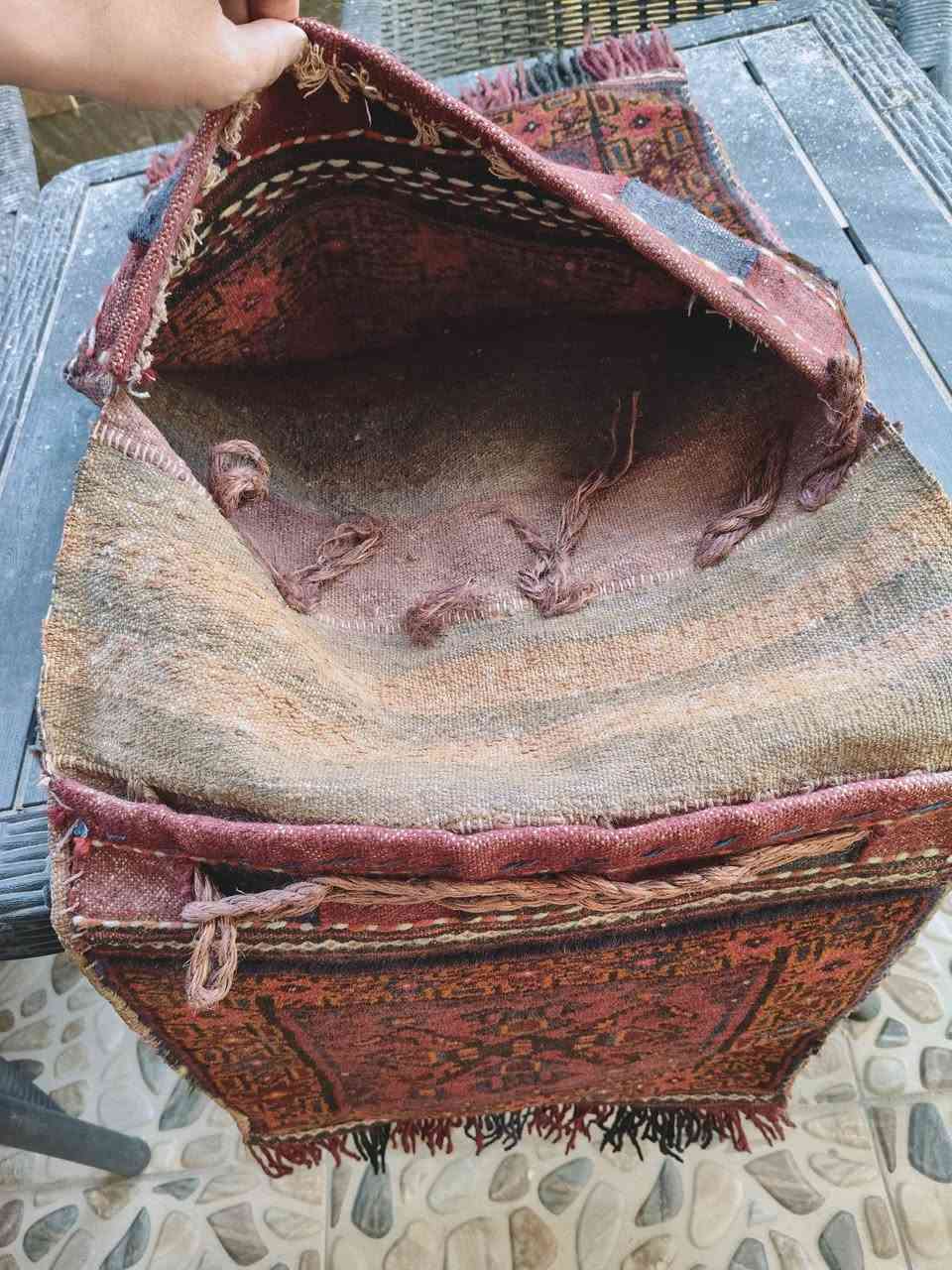 قطعة من النوادر قطعة أفغانى انتيك متاح قطعة واحده فقط لمحبى القطع النادرة اللى مش بتتكرر و النادر فيها كمان حالتها بدون تصليح أو عيوب نهائى .
كيس ملح او كيس تخزين(خرج) (saddle bag) افغانى انتيك وش سجاد و الضهر كليم افغانى قطعة انتيك نادرة  لمحبى القطع النادرة اللى مش بتتكرر بحالة فوق الممتازة طبعا الوان رهيبة يشتهر بها السجاد الأفغانى و الصوف المسبوغ الوان طبيعية بعدد ٢ جيب و ليس جيب واحد حجم كبير غير معتاد متاح قطعة واحده فقط.

المقاس:- 
١.٢٠م × ٤٠سم 

للتواصل و الاستفسار:- 
01011901290


**إذا كنت صاحب هذا الإعلان وتريد حذفه لأي سبب، رجاءا أرسل رسالة إلى الدعم الفني**