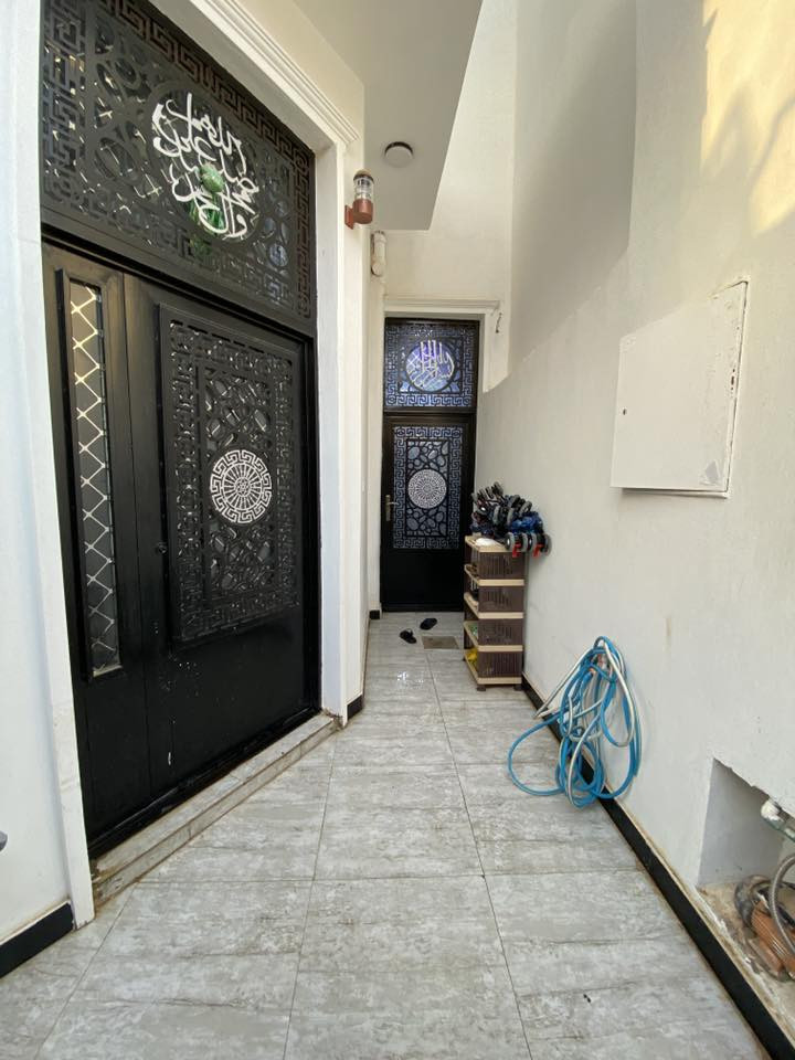 السلام عليكم
بيت في كربلاء حي السلام مساحة ١٠٠ متر طابقين طابو صرف يحتوي على مطبخ وصالة واستقبال وصحيات فوك وجوة وخارجية وغرف عدد ٣ وحدة جوة واثنين فوك واحدة نظام سويت تحتوي على حمام وصالة طابق ثاني بناء ٢٠٢٢ بعدة جديد منطقة متكاملة تبليط وكافة خدمات السعر ٢٠٨ مليون  وبي مجال بسيط 

للاستفسار اكثر الاتصال على هذا الرقم ***********
