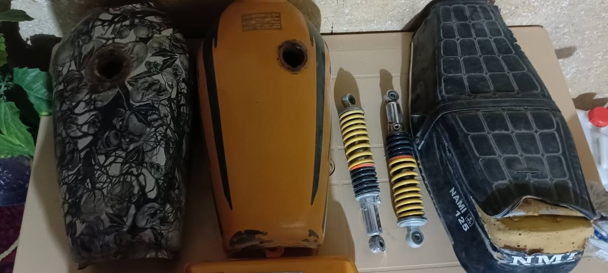 سعر.........
الاوراق 50الف 
الخوذه35الف 
الجنطه10الف
التانكي على 10الف
الدبل 10الف 
الكشن 10الف
.....................
اوراق بارت موديل  21
جنطه لحمل المستمسكات
خوذه اسود طافي مبطنه وتحتوي على فتحتين تهويه ولد خلفي 4درجات مثل ماموضح بالفيد
تانكي نامه اصفر +موشم الموشم مثل ماشوفون كدامكم بي خسفتين وحده من فوك والثانيه صفح 
دبل خلفي نامه للاتصال أو الاستفسار ***********متواجد واتساب
