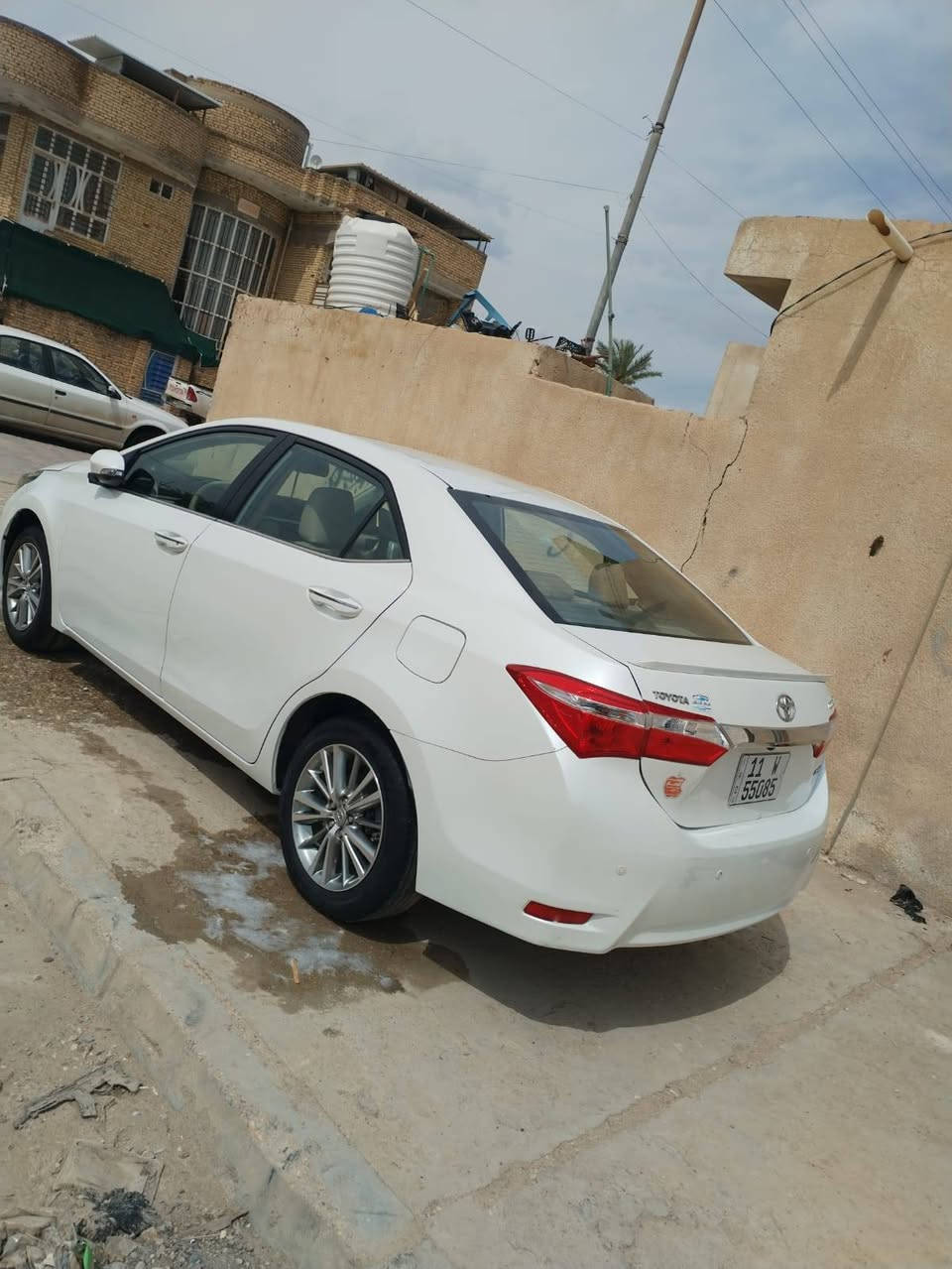 سلام عليكم
كورلا ١٤ خليجيه للبيع سياره فول موصفات 
بصمه .فتحه .تحكم ستيرن .حساسات امامي خلفي 
ماشيه ١١٠ 
سياره جديده ومكفوله 
***********
