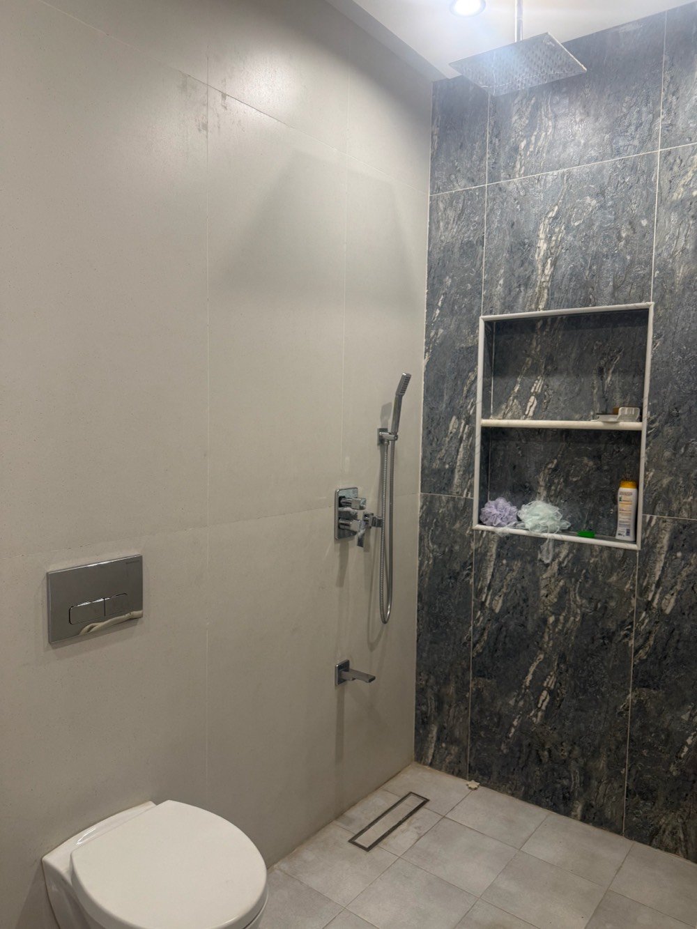 السلام عليكم

الدار للبيع



المساحة 10*10 = 100 م



البيت ضمن طابو زيونه مزرعه حمدي



يحتوي على 5 غرف نوم و3حمام واستقبال وصالة ومطبخ



حديقة خارجية



شلال داخلي



سنة البناء 2024مودرن



مجهز بتكيفات سقفيه مع كاونتر  اسباني



البلديات - حي التجار مقابل الامن العامة



قرب الشارع العامة



الاستفسار اكثر الاتصال او ارسال رسالة على الواتساب



***********



***********