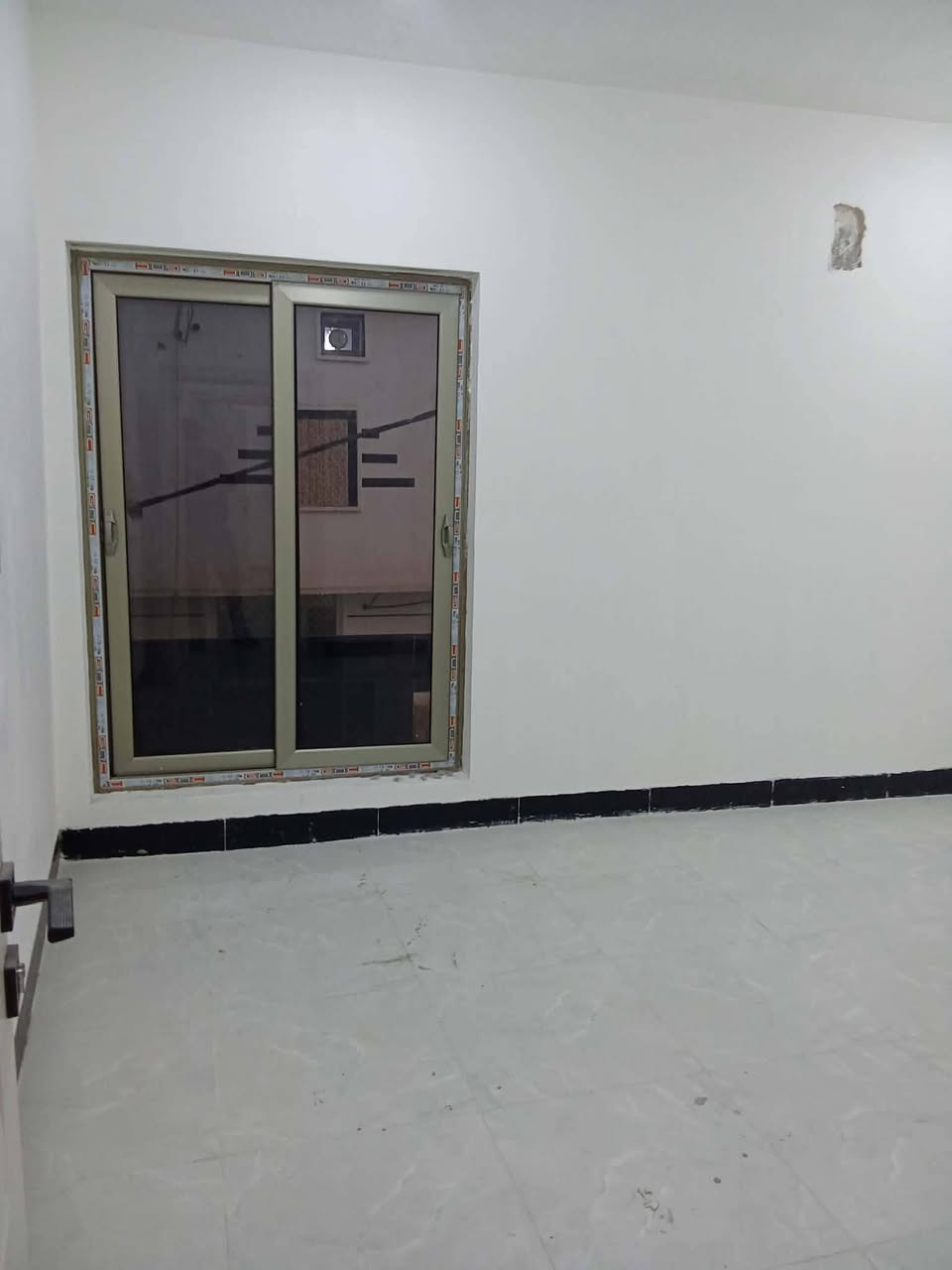 بيت في كربلاء خلف فندق البارون المساحة 66 متر 
يحتوي على 3 غرف نوم وستقبال وصالة ومطبخ والصحيات طابقين بناء درجة الأولى سند 25اصولي 100%
للأستفسار سيد احمد للتسويق العقاري  ***********
