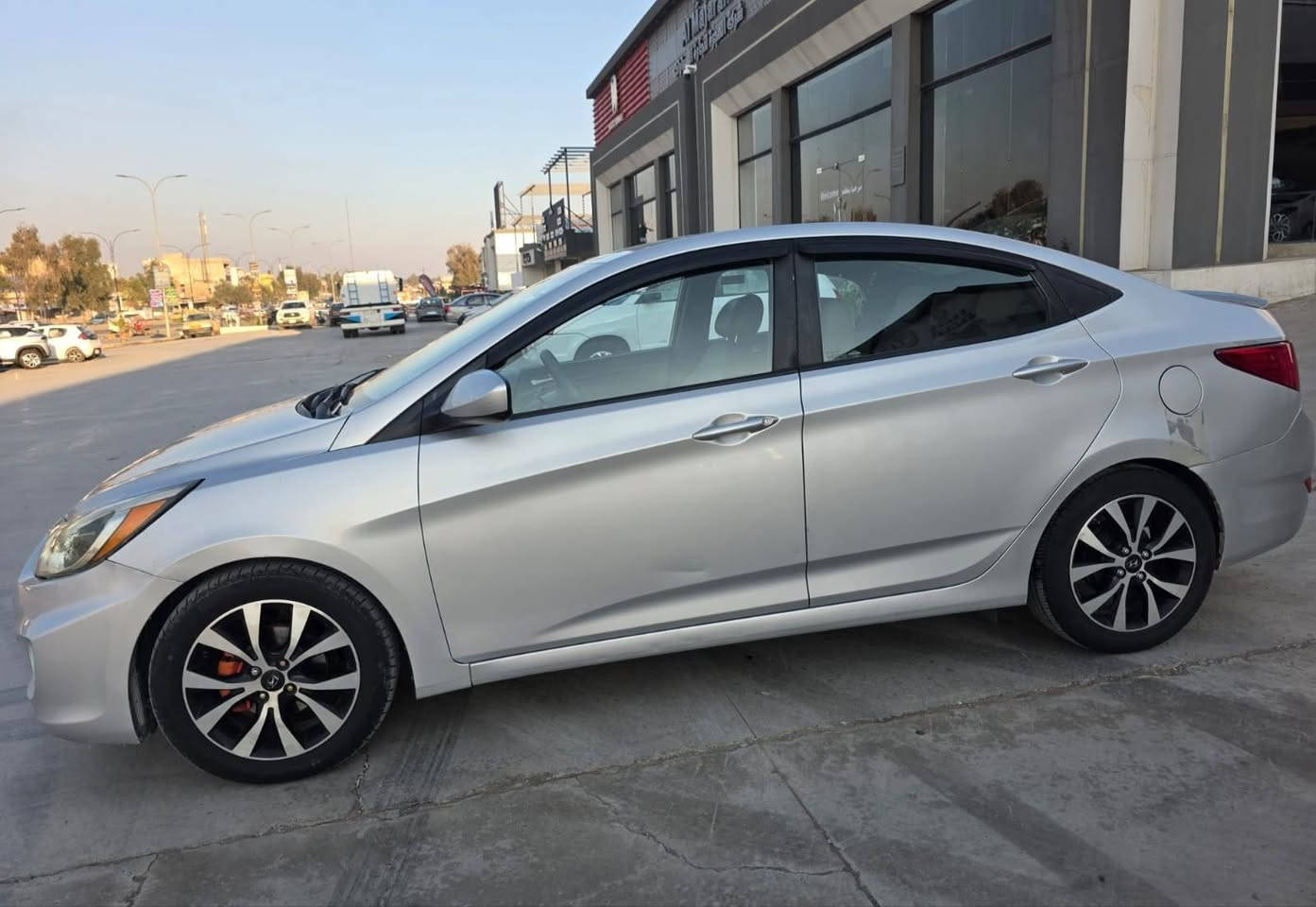 🔴للبيع بنظام الأقساط بمقدمة 65 فقط🔴

 اكسنت  2017
 امريكي
 رقم نينوى 
 كابون بانزين بيها
 محرك 16
 سياره ماشية 127 فقط
 كير توماتيك + اوتو
 تحكمات ستيرن كامل
 تحكمات مري+جام كهرباء
 شاشة+كامرة
 شاشات خلفيه
 نظام الايكو(توفير البنزين)
 تبريد ثلج +تدفئه فول
 ويل كب 
 لايت زينون
 سياره كامله مكمله 
 ضرر خفيف صندوق +جاملغات خلفي وصور ضرر ناشرهم 

***********
***********
موصل الايسر
