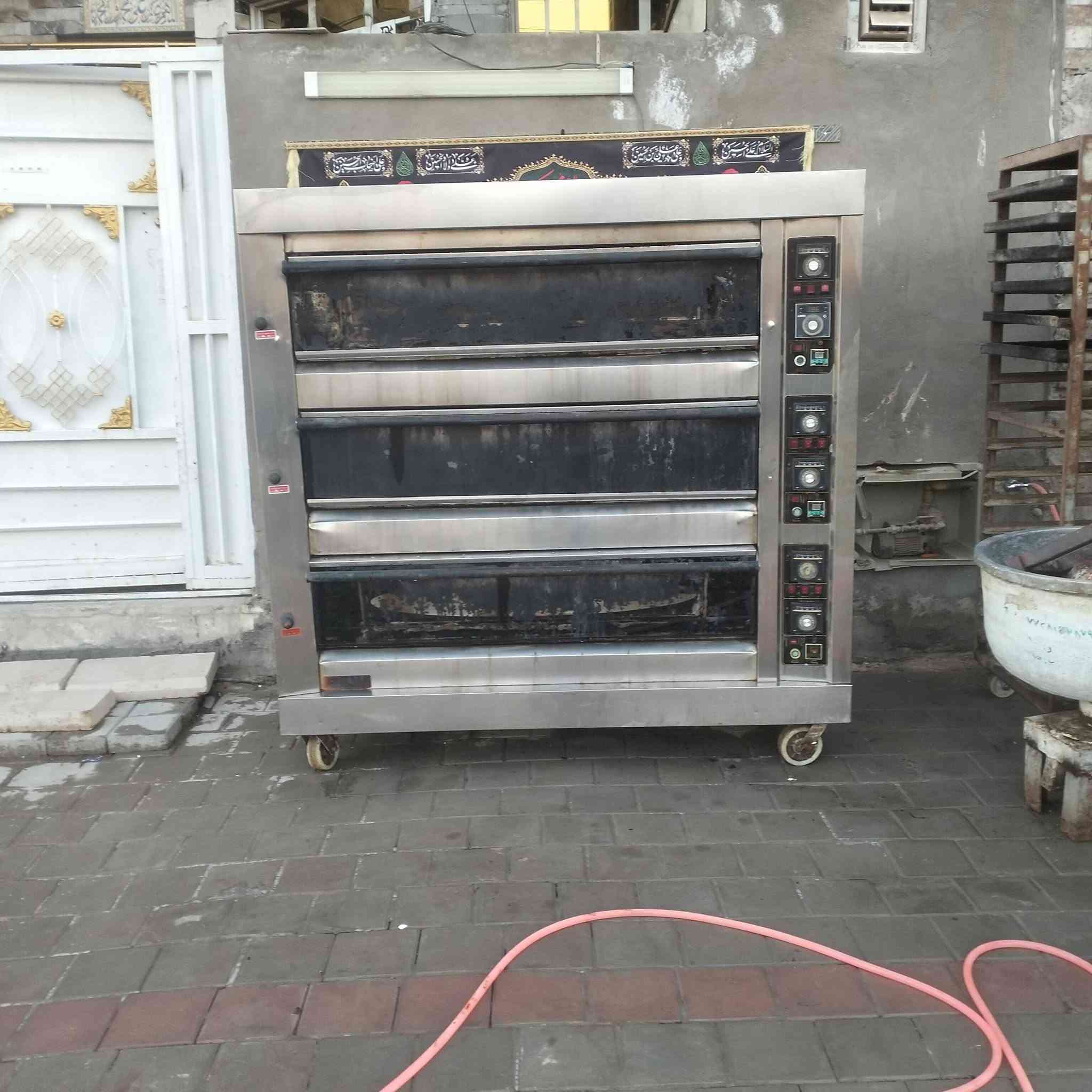 السلام عليكم يوجد فرن غازي وكهربائي للبيع محتوياته عجانه +خماره+ عربانه مع صواني الفرن شغال نظيف اي.استفسار التواصل مع الرقم *********** بغداد مدينة الصدر
