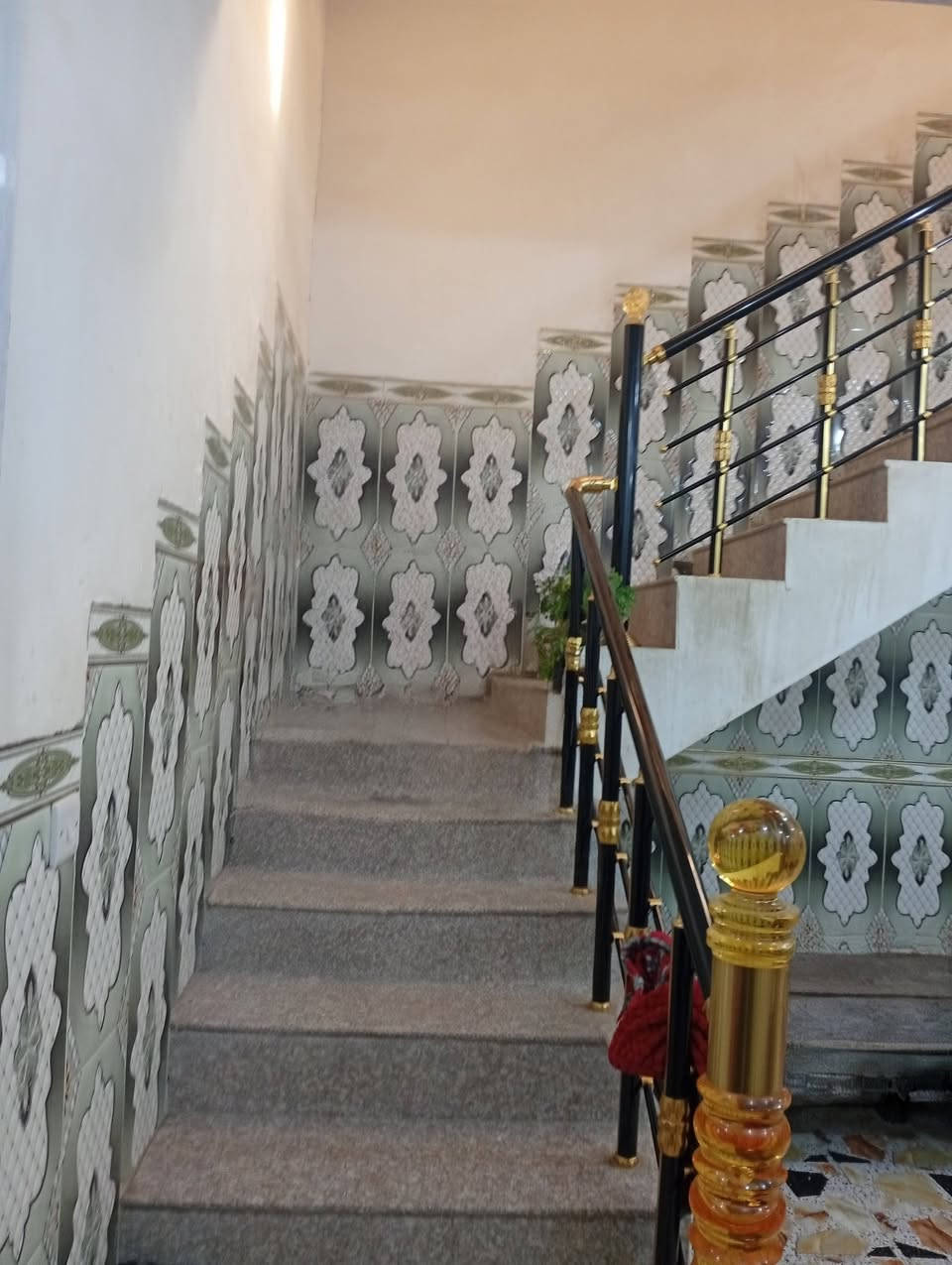 🛑 أعادت نشر بسب الوعود الكاذبة 🛑.   سلام عليكم مشتمل للبيع في فلاحيه شارع 25م شارع المدارس بناء حديث مكون من طابقين دبل طابق لاول من مطبخ وصحيات وصحيات خارجية و هول و غرفه نوم الطابق الثاني من هول و صحيات وغرفتين نضام اسويت للتواصل عبر الرقم ***********
