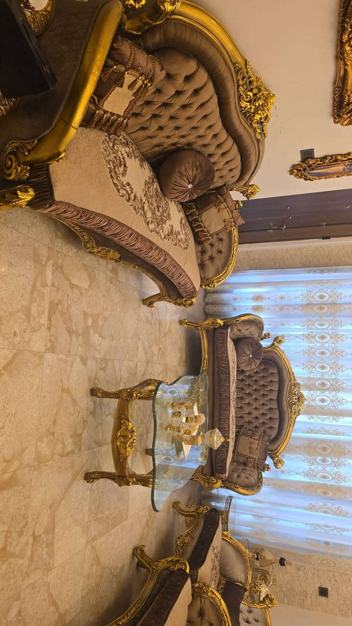 تخم دمياطي خشب زان ٢ قنفة ٣ نفر وقنفة ٢ نفر و٢ كرسي وطبلة وسطية زجاج و٢ طبلة جانبية مرمر
يعني ١٠ نفرات جديد استخدام قليل جدا 
السعر ٣٢٥٠٠٠٠ ثلاث ملايين ومئتان وخمسون الف 
بغداد زيونة
***********
