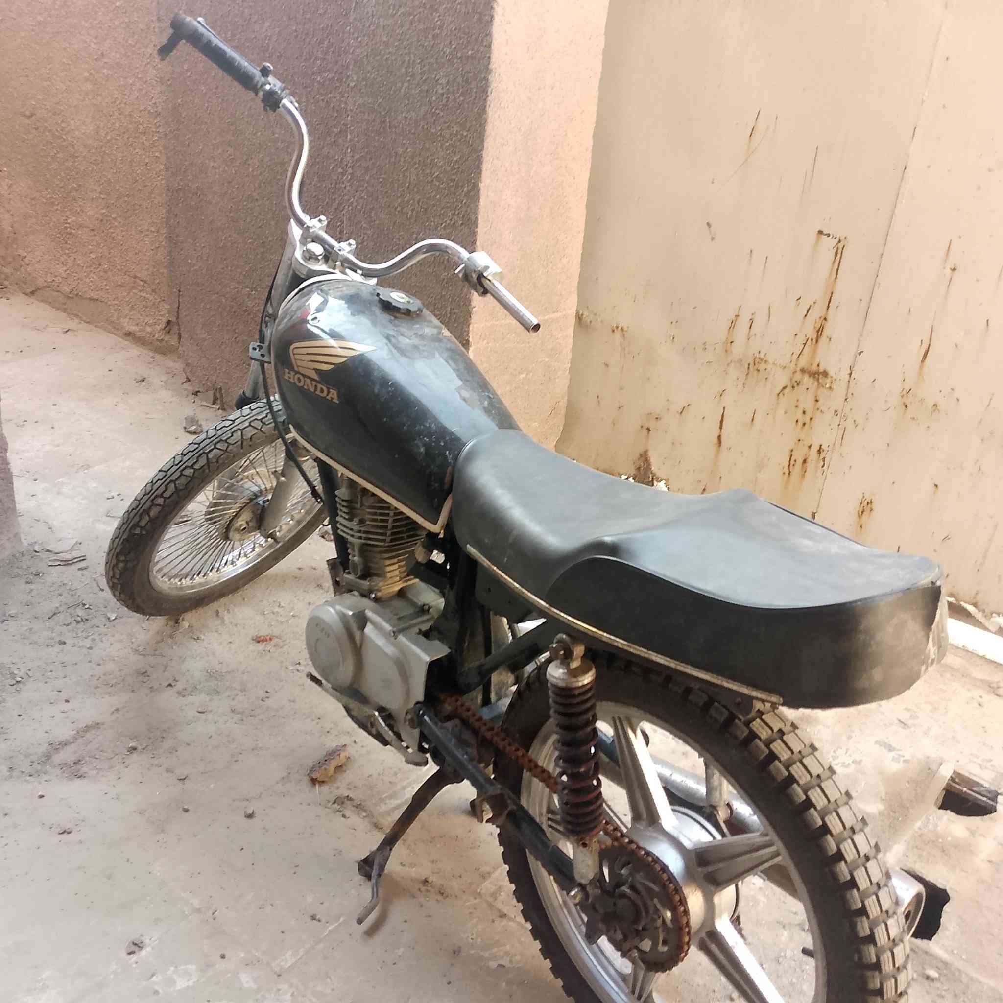 السلام عليكم عندي هاي الايراني مستعجل على بيعتهه مكاني بغداد حي اسيا الدراجه يرادلهه دواسه رجل ويراداهه سكليتر رايدهه 150وبيهه مجال مستعجل على بيعتهه الاتصال‏‪***********‬‏
