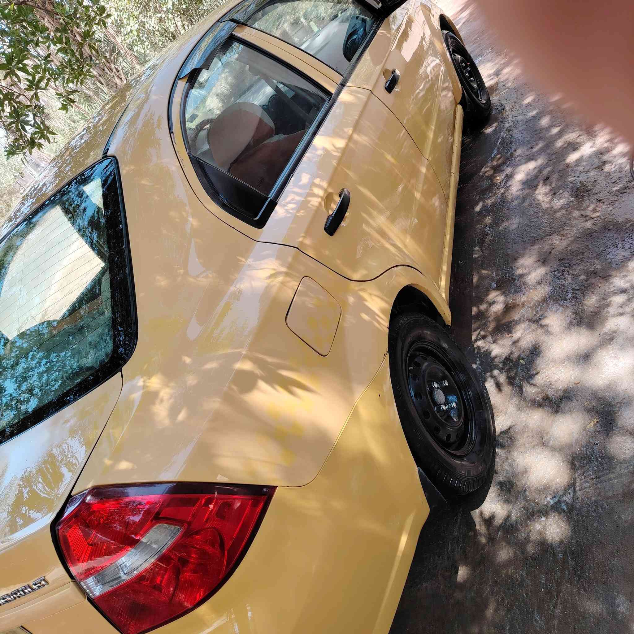 الحلال للبيع سياره بسمي اصل صفره موديل 9 تايرات جدد داخل نضيف كشر مقبول نضيف تبريد تدفئه شغالات كهربئيات كلها شغاله بيها فقط فقط نص باب الوره صبغ والباقي مكفول شرط الامداور ثاني سنويه ل 29 والسعر 45 اوبيهاا مجال بصيط *********** اتصل اوتدلل
