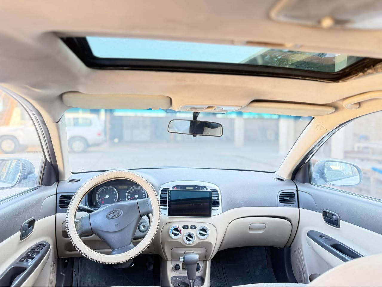 ئه كسينت ٢٠١١ فول مواسه فات مه كينه گه وره سلايت توماتيك ناو زه رد تاقم پيشى نوى گيرو مه كينه و كاره بايىى هه مووى به شه رت مالى دوسته سعرى فروشتنم داناوه ٨٤ وه ره قه و مه جاليكى برايانه ى زور كه م ته نها دوو پارچه و په له يه كى بوياغه سه ياره يه كى زور جوان و بى كيشه يه 
*********** كويسينجاك, أربيل
