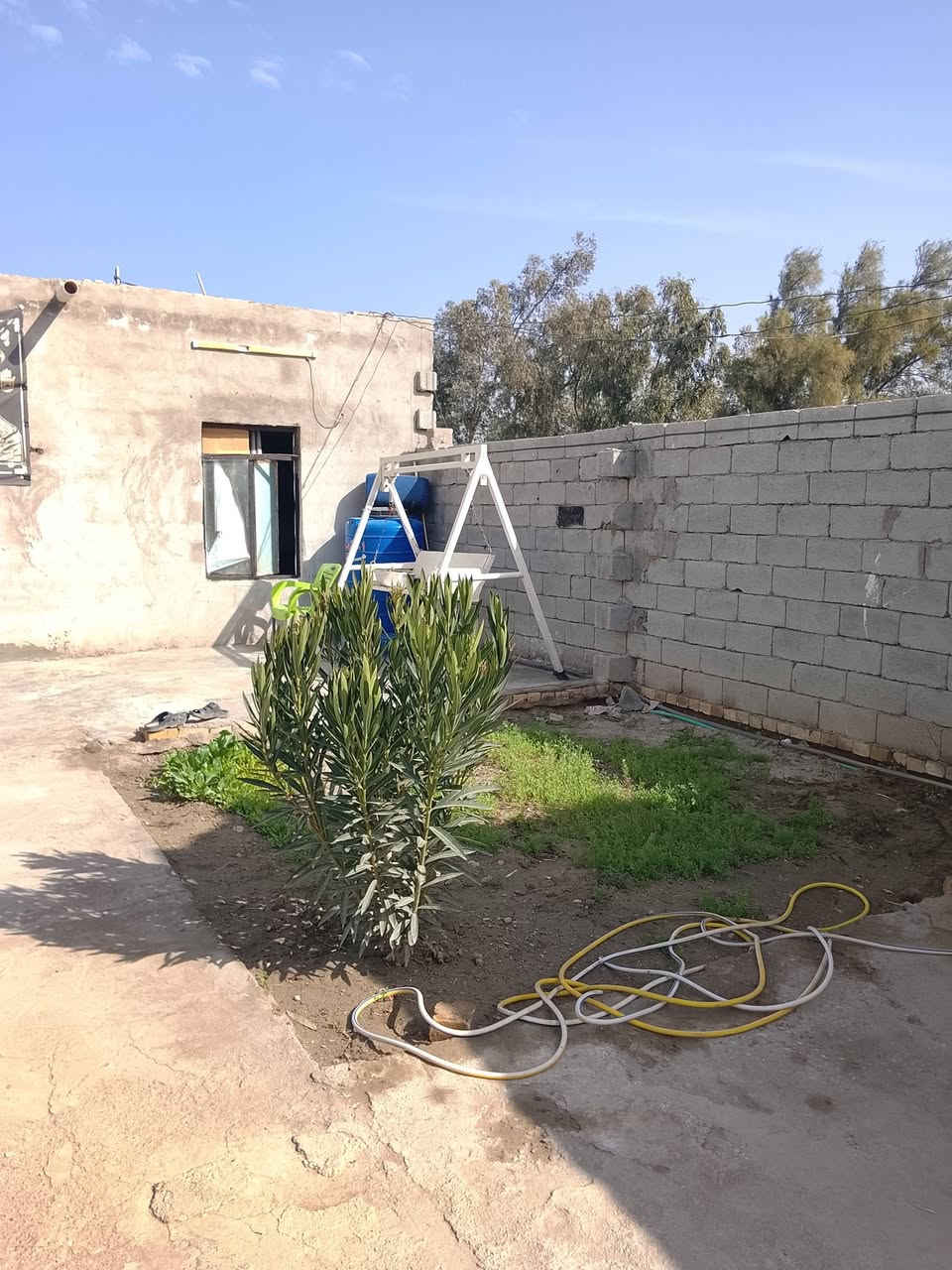 السلام عليكم بيت للبيع المساحة 300 غرفتين وصاله وصحيات وصاله وديوانيه مستقبلاً العنوان على طريق شياع الرقم *********** السعر 28 وبي مجال
