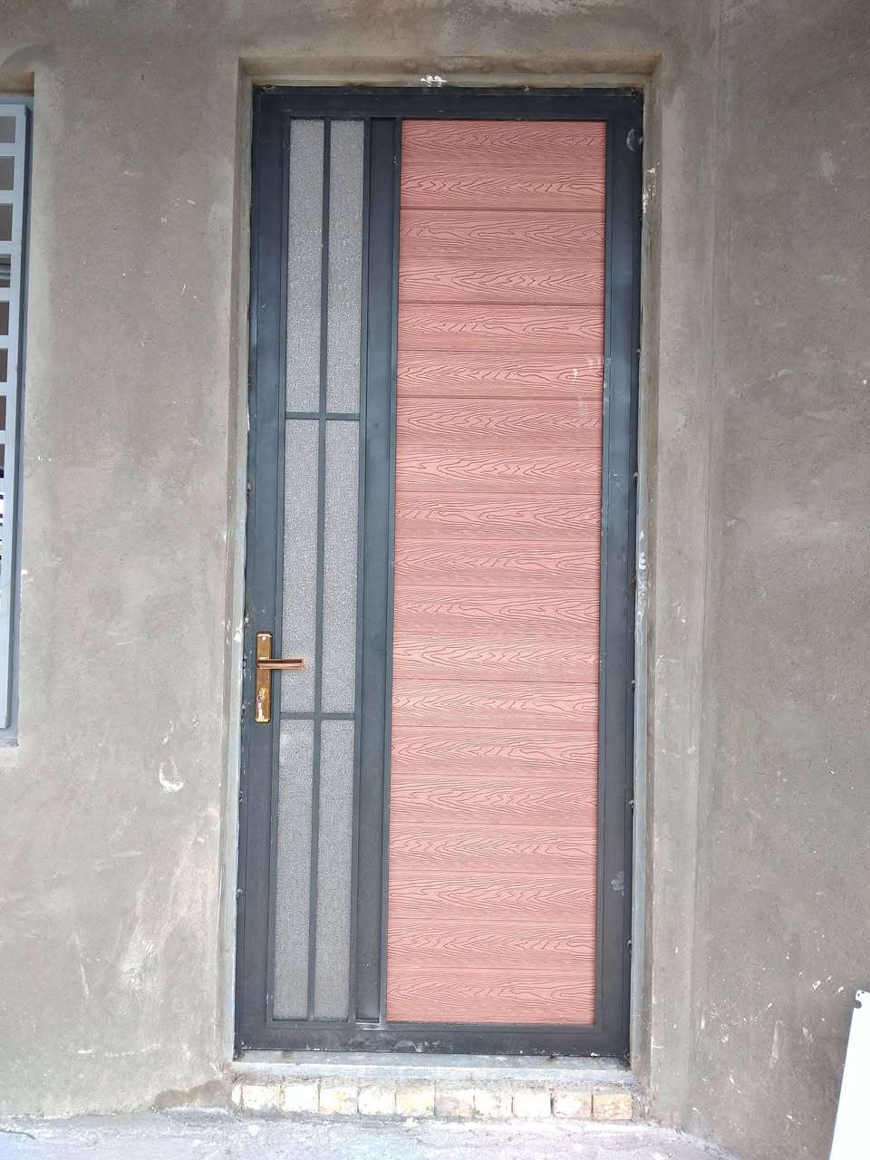 محل حدادة الأصدقاء لعمل أبواب وشبابيك ومحجرات وسقائف جميع انواع الحدادة اسعار مناسبه للإستفسار الاتصال على الرقم *********** او ***********
