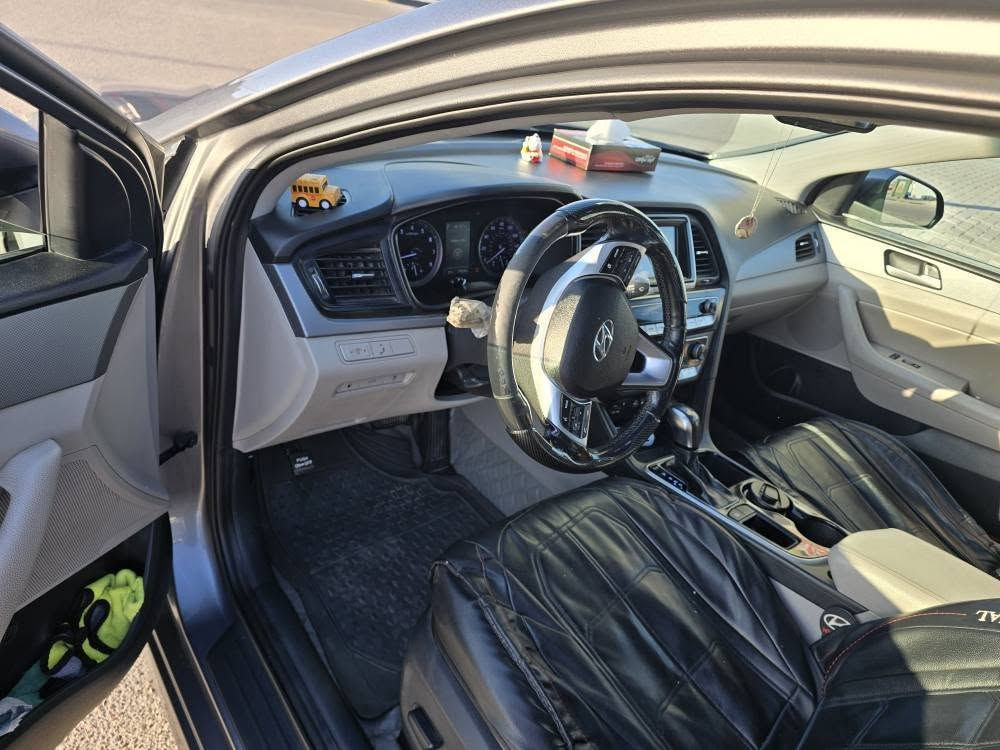 سوناتا وارد أمريكي 
محرك 2400 GDI
الكير AT sport
تبريد قطعتين يحتاج كمبريسر 
حادثها جاملق وبنيد من امريكا 
هنا صار بيها 3 قطع بارد مثل ما موضح بالصور الاخير ما مصلحه 
السعر ١٣٠ وبيها مجال مكاني البصره 
للتواصل *********** البصرة, العراق
