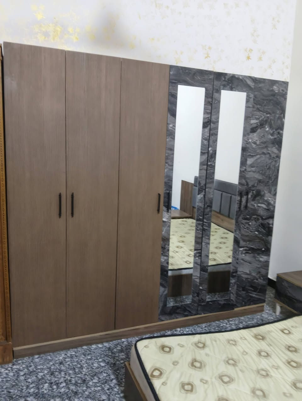 غرفة ترکية نضيفه لوك وكيوت 5قطع صبغ حراري اصلي وكنتور ابواب برقي جوي حديد السعر 400 وبيه مجال اتصال علا الرقم/***********/***********/ مكان فلوجه
