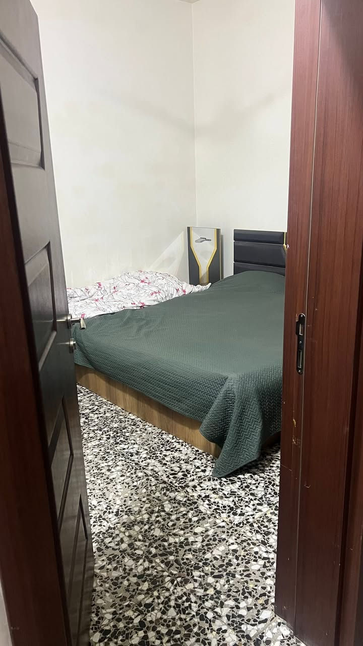 دار للبيع  في منطقة كوريش المساحه 100    واجهة 8 ونزال 12.5
تضم غرفة نوم ، مطبخ ، صالة ، وحمام و تواليت. تقع في موقع تجاري مميز في شارع 20 متر، قرب مدرسه سامراء يباع مع الأثاث والسبالت
للتواصل واتساب : ***********
