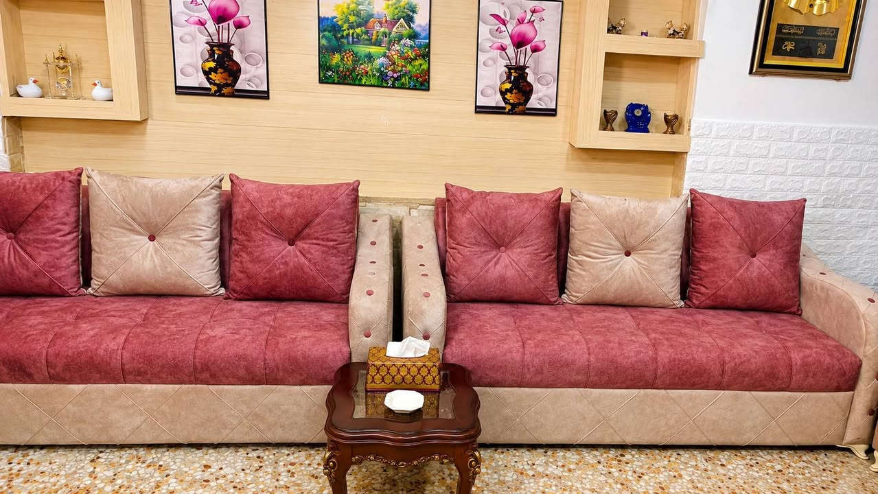 السلام عليكم 
للبيع تخم قنفات راقي وأنيق  ✨
طقم بحالة ممتازة ونظيف، ألوانه راقية ومتناسقة (بيج ووردي غباري)، مناسب للصالات والمجالس 🌸

يشمل [عدد القطع : ٨قطع يعني تخم ونصف]
💰 السعر: [ مليون وربع وبي مجال ]

اما البردات (٣٠٠الف وبيها مجال ) 
والطاولات (١٠٠ الف وبيها مجال) 

📞 للاستفسار او المراسلة واتساب : [***********]
📍 المكان: [النجف الاشرف]
